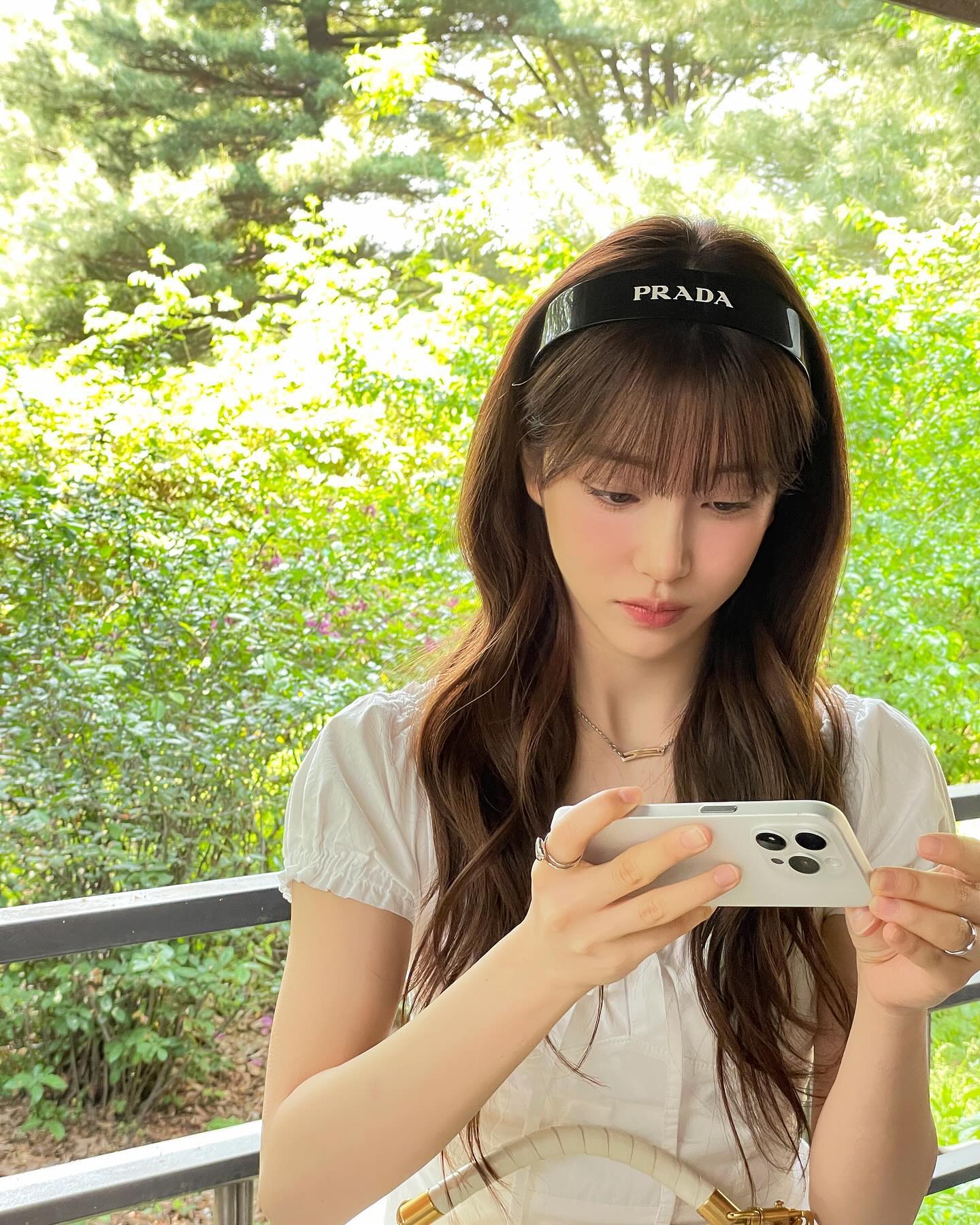 두꺼운 머리띠가 요즘 트렌드🤎 이미지