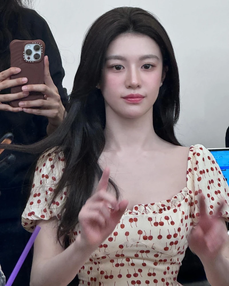 언니들 러블리룩🌸@리포메이션
여름에 입기 좋은 페미닌 원피스&나시 아이템 정보✨🤍
1. 수지, 유아: 에비아나 린넨 드레스
2. 고윤정: 다본 드레스
3. 성해은: 수제뜨 드레스
4. 안유진: 에메릭 드레스
5. 선미: 플라워 패턴 스모크드 탑
6. 혜리: 알라니 탑 이미지2