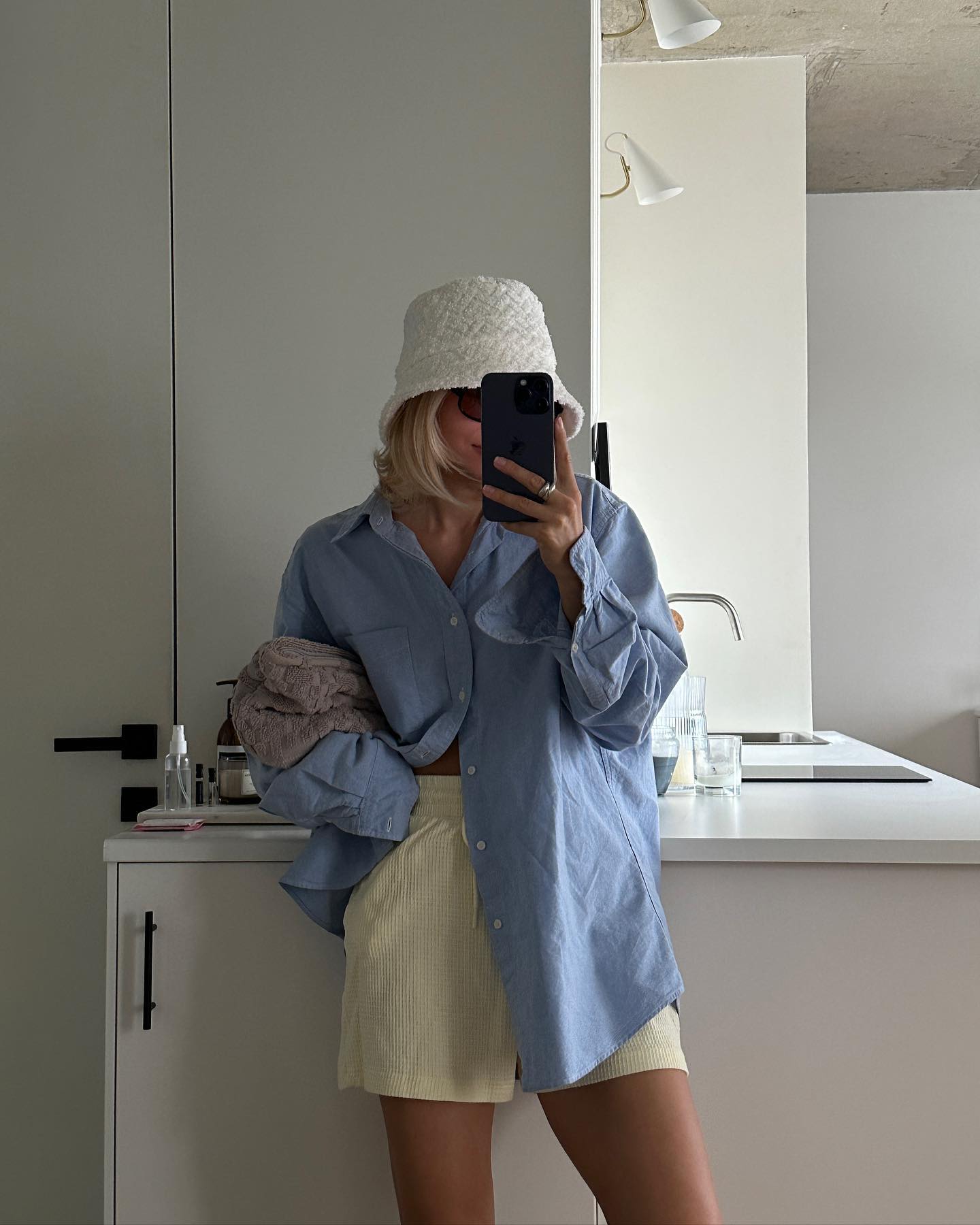 반바지마다 다른 셔츠룩 무드🙌🏻
같은 셔츠를 반바지 별로 다양하게 즐기는 여름 스타일링💡@저장
1. 셔츠에 밴딩 팬츠 매치한 원마일웨어
2. 셔츠에 화이트 숏데님 매치한 여름 데일리 룩
3. 셔츠에 하프 슬랙스 매치한 출근 룩
4. 셔츠에 블루머즈 매치한 휴양지 룩
5. 셔츠에 버뮤다 데님 매치한 주말 나들이 룩 이미지2