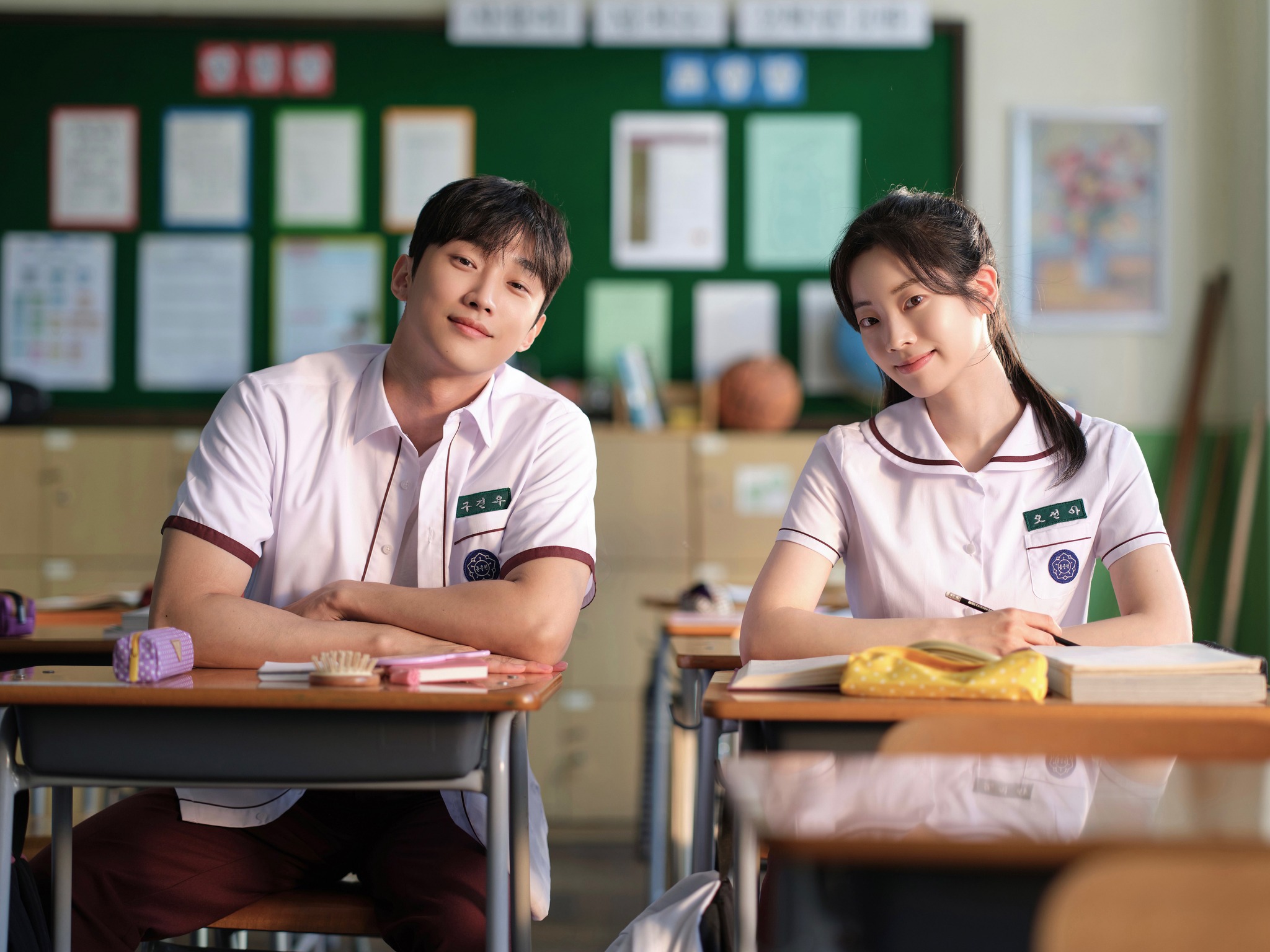 레전드 청춘 로맨스 영화👩🏻‍❤️‍👨🏻한국판

영화 <그 시절, 우리가 좋아했던 소녀> 진영과 다현의 크랭크인 스틸이 공개됐습니다. 지난 2011년 제작된 동명의 대만 영화 <그 시절, 우리가 좋아했던 소녀>의 리메이크작으로 캐스팅 확정 소식부터 국내외 관심을 모았는데요. 두 사람은 노는 게 제일 좋은 진우(진영)와 수줍지만 강단 있는 선아(다현) 역을 맡아 설레이는 꿀 케미를 보여줄 예정입니다. 이미지