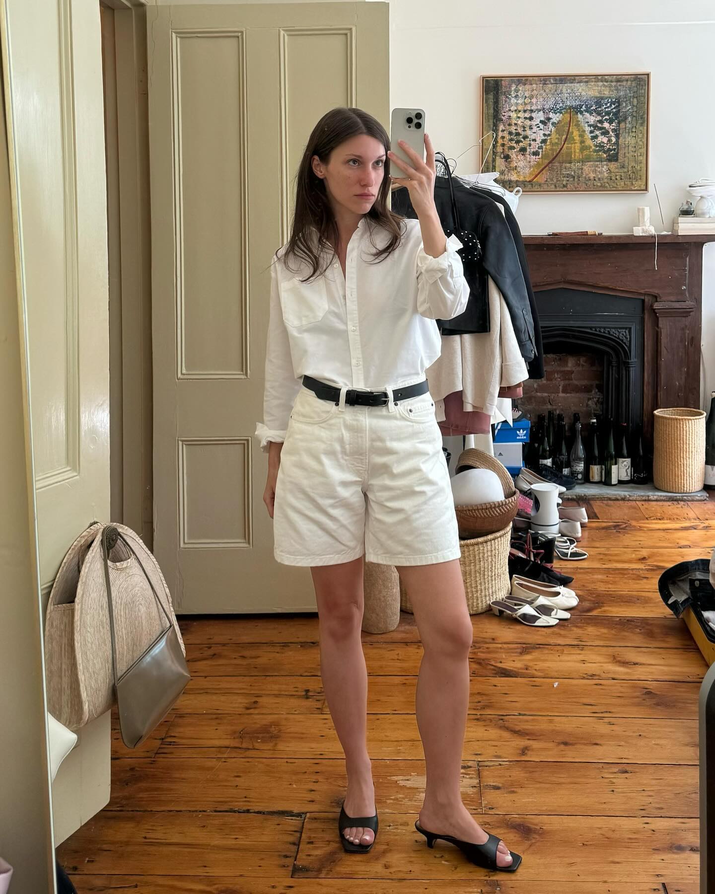 반바지마다 다른 셔츠룩 무드🙌🏻
같은 셔츠를 반바지 별로 다양하게 즐기는 여름 스타일링💡@저장
1. 셔츠에 밴딩 팬츠 매치한 원마일웨어
2. 셔츠에 화이트 숏데님 매치한 여름 데일리 룩
3. 셔츠에 하프 슬랙스 매치한 출근 룩
4. 셔츠에 블루머즈 매치한 휴양지 룩
5. 셔츠에 버뮤다 데님 매치한 주말 나들이 룩 이미지4