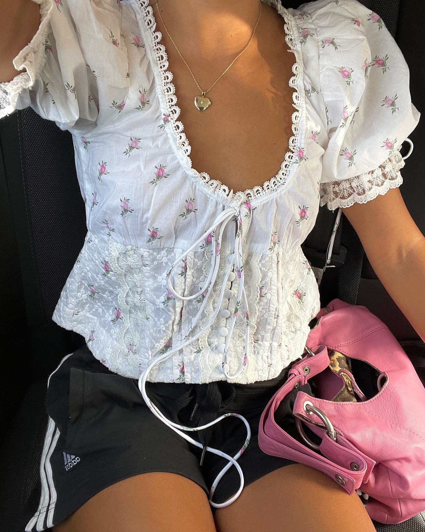 미니멀 코디에 퍼프 포인트 주기💟 이미지2