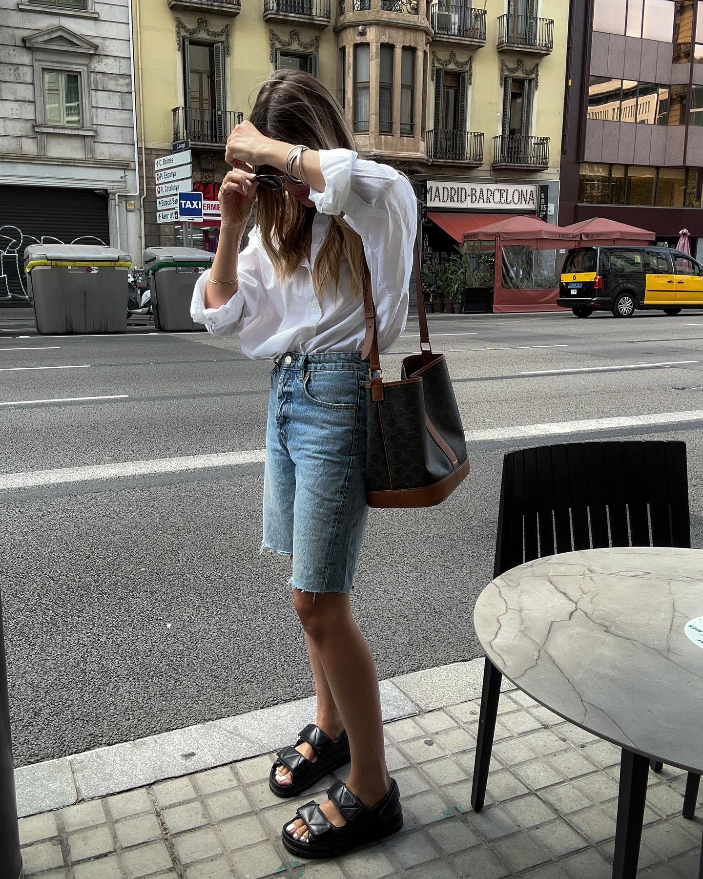 반바지마다 다른 셔츠룩 무드🙌🏻
같은 셔츠를 반바지 별로 다양하게 즐기는 여름 스타일링💡@저장
1. 셔츠에 밴딩 팬츠 매치한 원마일웨어
2. 셔츠에 화이트 숏데님 매치한 여름 데일리 룩
3. 셔츠에 하프 슬랙스 매치한 출근 룩
4. 셔츠에 블루머즈 매치한 휴양지 룩
5. 셔츠에 버뮤다 데님 매치한 주말 나들이 룩 이미지10