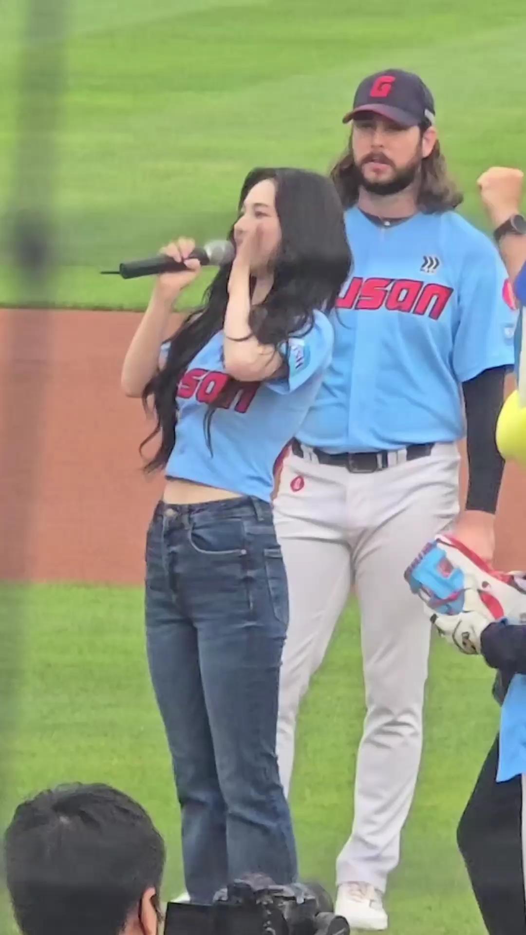 어제자 시구 찢어버린 카리나💙⚾️
크롭 유니폼 + 부츠컷 데님에 Y2K 링귀걸이 포인트🔥 이미지