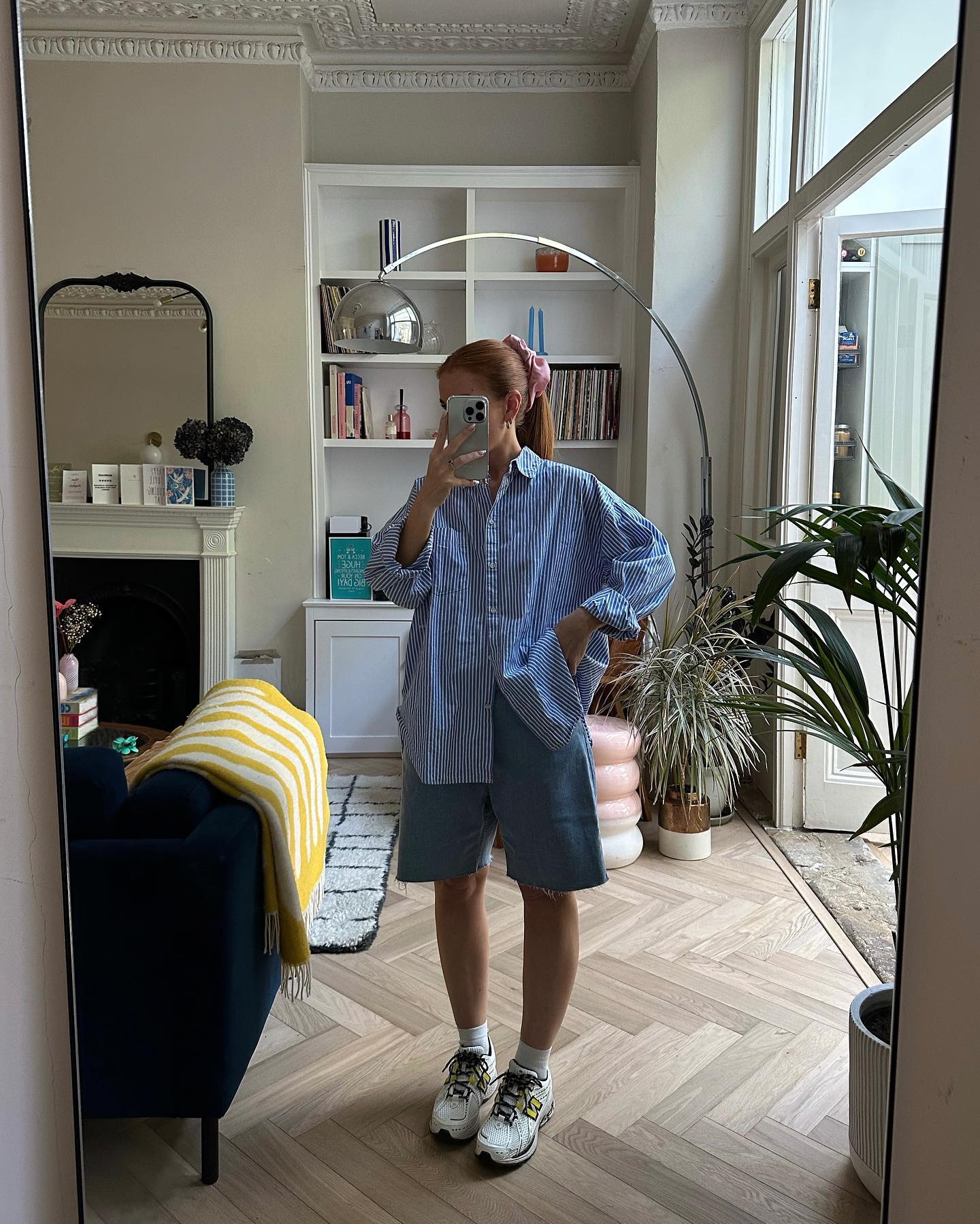 반바지마다 다른 셔츠룩 무드🙌🏻
같은 셔츠를 반바지 별로 다양하게 즐기는 여름 스타일링💡@저장
1. 셔츠에 밴딩 팬츠 매치한 원마일웨어
2. 셔츠에 화이트 숏데님 매치한 여름 데일리 룩
3. 셔츠에 하프 슬랙스 매치한 출근 룩
4. 셔츠에 블루머즈 매치한 휴양지 룩
5. 셔츠에 버뮤다 데님 매치한 주말 나들이 룩 이미지9