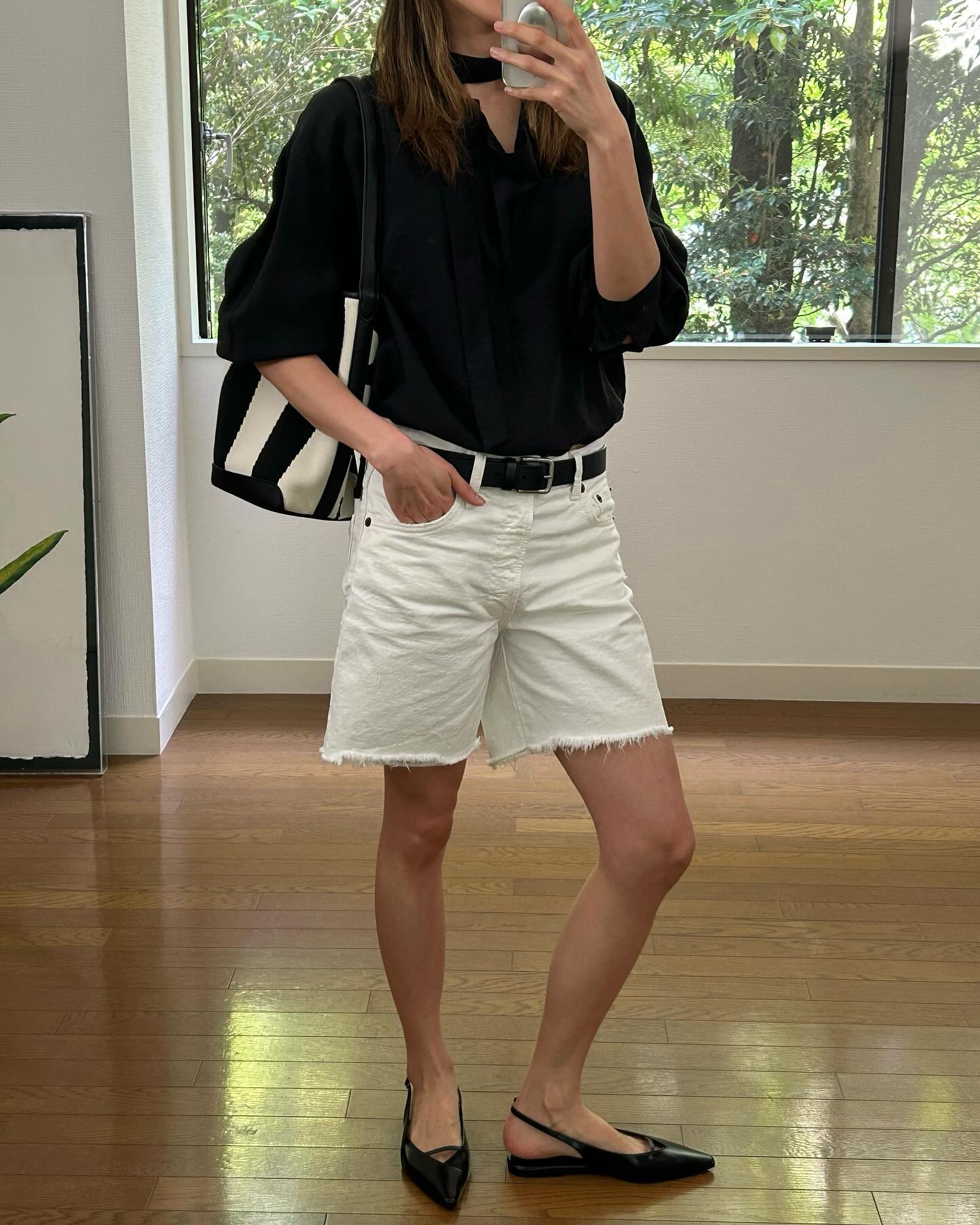 반바지마다 다른 셔츠룩 무드🙌🏻
같은 셔츠를 반바지 별로 다양하게 즐기는 여름 스타일링💡@저장
1. 셔츠에 밴딩 팬츠 매치한 원마일웨어
2. 셔츠에 화이트 숏데님 매치한 여름 데일리 룩
3. 셔츠에 하프 슬랙스 매치한 출근 룩
4. 셔츠에 블루머즈 매치한 휴양지 룩
5. 셔츠에 버뮤다 데님 매치한 주말 나들이 룩 이미지3