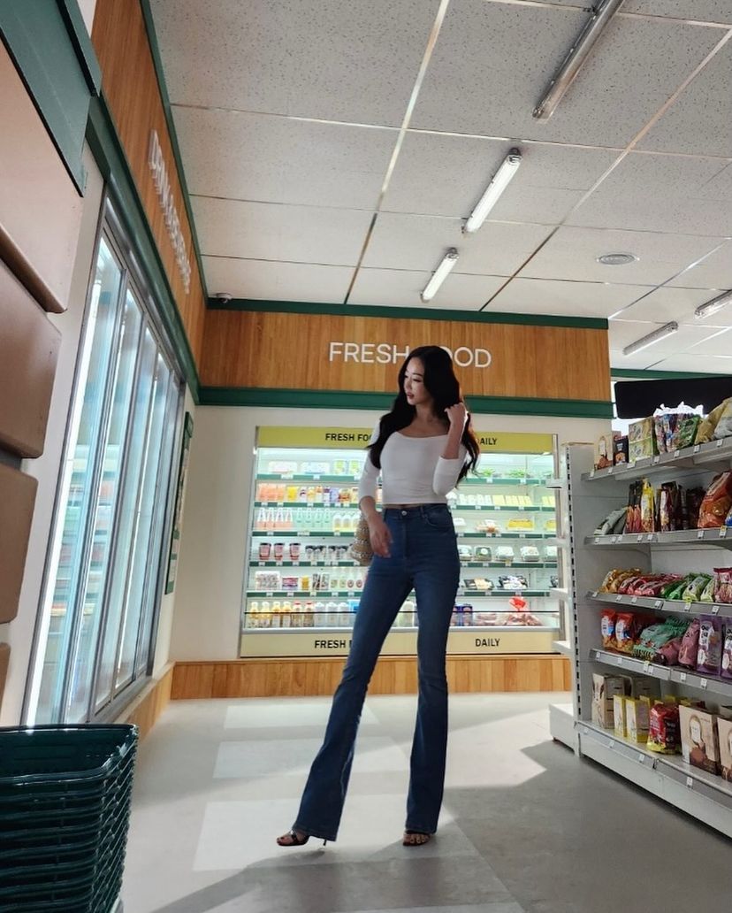 김사랑 언니❤️운동 중요성 계몽

배우 김사랑(46)이 모델 각선미를 자랑했습니다. "아이와 나 테니스 가는 길"이라는 글과 함께 일상을 공개했는데요. 173cm의 김사랑이 반려견과 함께 테니스장으로 향하는 모습이 담겼습니다. 평소에도 그녀는 꾸준한 운동과 건강한 식습관을 통해 몸매를 관리하고 있다고 알려져 있습니다. 

이번에 그녀가 테니스장으로 향하는 모습은 평소 즐겨하는 운동의 중요성과 관리를 다시 한 번 일깨워주는 계기였습니다. 또한 최근 SNS 계정 속 긴 생머리를 길게 늘어트리며 여전한 미모로 시선을 사로잡았습니다. 
 이미지4
