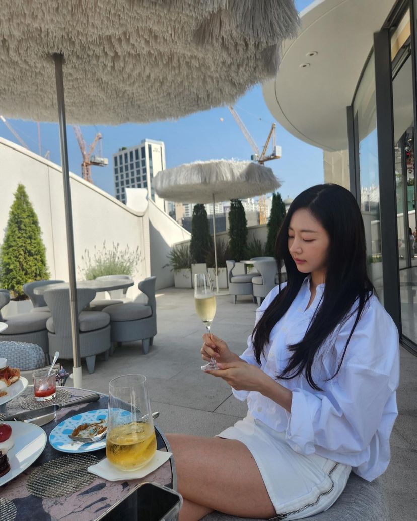 김사랑 언니❤️운동 중요성 계몽

배우 김사랑(46)이 모델 각선미를 자랑했습니다. "아이와 나 테니스 가는 길"이라는 글과 함께 일상을 공개했는데요. 173cm의 김사랑이 반려견과 함께 테니스장으로 향하는 모습이 담겼습니다. 평소에도 그녀는 꾸준한 운동과 건강한 식습관을 통해 몸매를 관리하고 있다고 알려져 있습니다. 

이번에 그녀가 테니스장으로 향하는 모습은 평소 즐겨하는 운동의 중요성과 관리를 다시 한 번 일깨워주는 계기였습니다. 또한 최근 SNS 계정 속 긴 생머리를 길게 늘어트리며 여전한 미모로 시선을 사로잡았습니다. 
 이미지5
