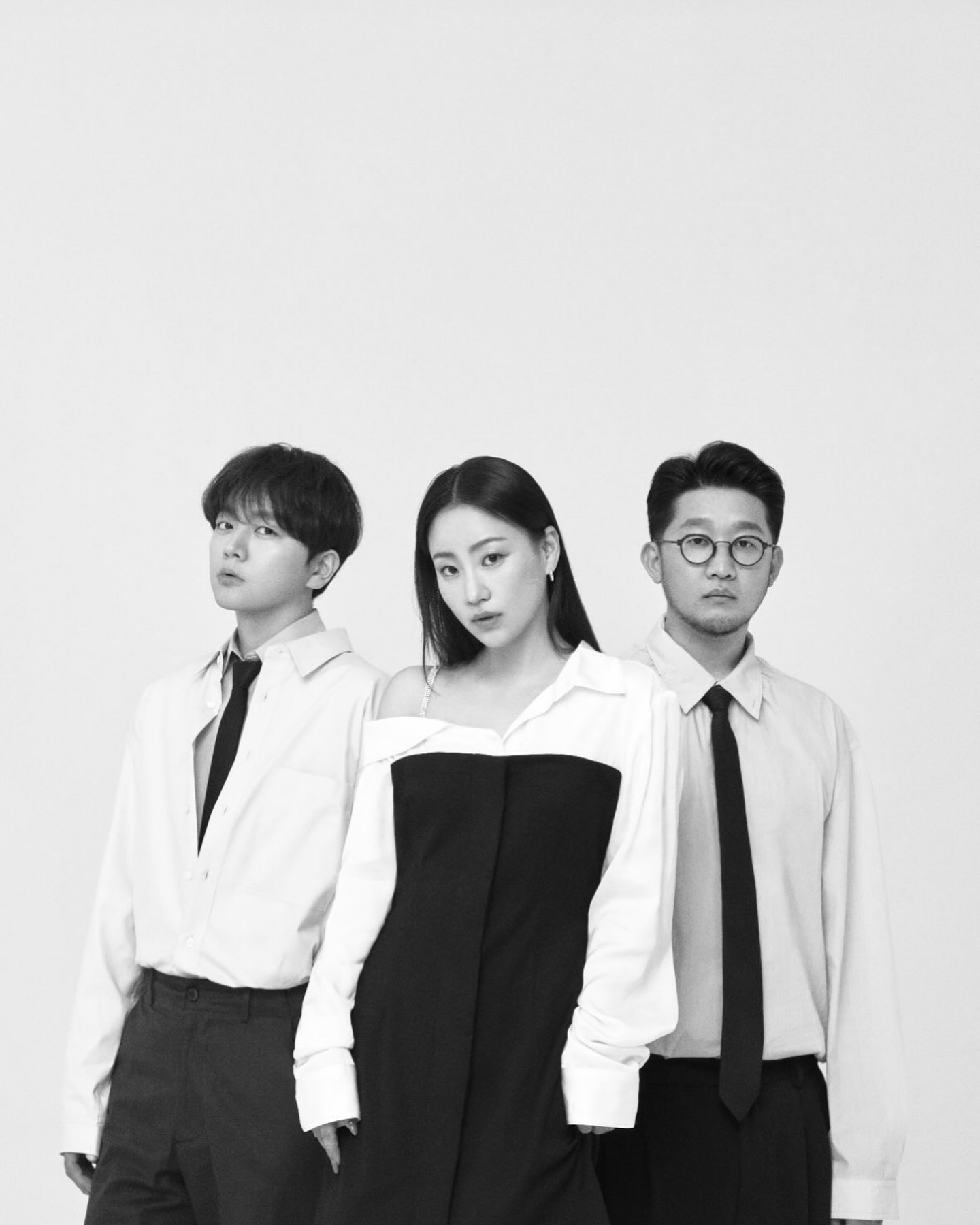 어반자카파 드디어 완전체 컴백🎤

어반자카파가 3년 만에 완전체로 컴백 소식을 알렸습니다. 어제(10일) 업로드된 유튜브 ‘조현아의 목요일 밤’에 출연해 데뷔 15주년 소감과 어반자카파의 히스토리를 소개하며 새로운 프로필 사진을 공개했는데요. 완전체로 활동이 가능해진 어반자카파는 새로운 파트너 앤드류컴퍼니를 소개하며 첫 팬 콘서트 개최 소식도 함께 전했습니다. 어반자카파의 신곡 ‘열 손가락’은 14일 오후 6시에 공개될 예정이며, 팬 콘서트는 7월 20일과 21일 양일에 걸쳐 개최될 예정입니다. 이미지
