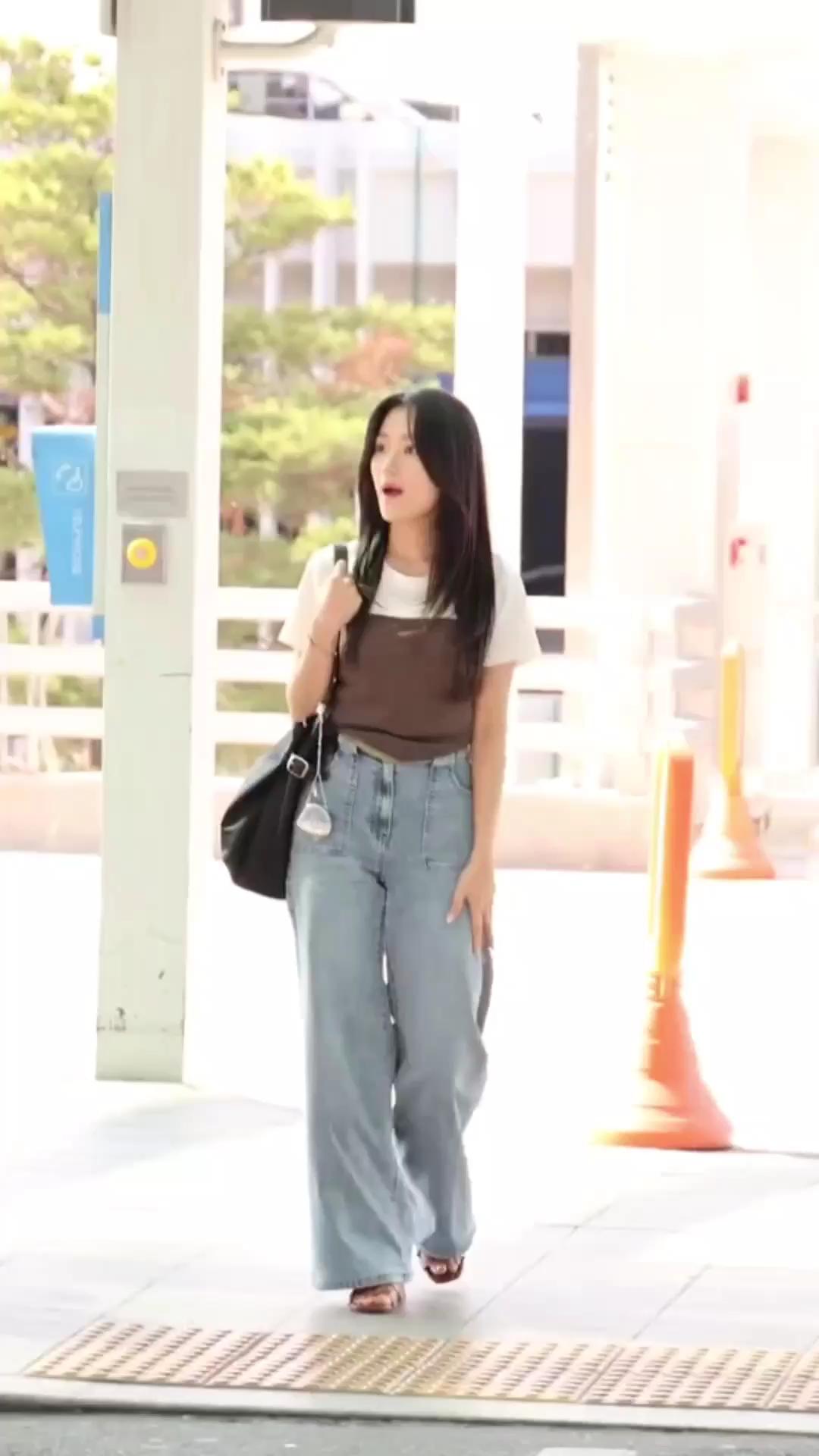 선물 같은 그녀 김혜윤 공항룩🤍
반팔티+스카프탑 청량 포인트룩에💙와이드 데님으로 꾸안꾸룩✨  이미지