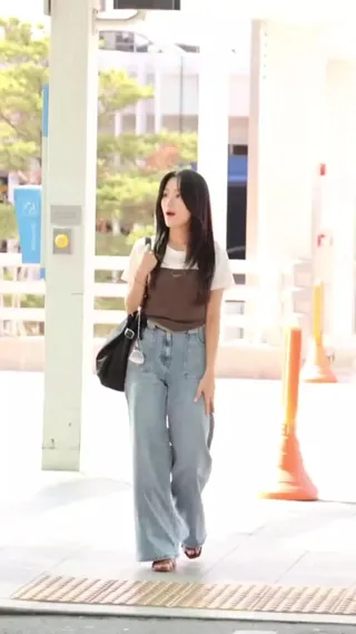 선물 같은 그녀 김혜윤 공항룩🤍
반팔티+스카프탑 청량 포인트룩에💙와이드 데님으로 꾸안꾸룩✨ 이미지