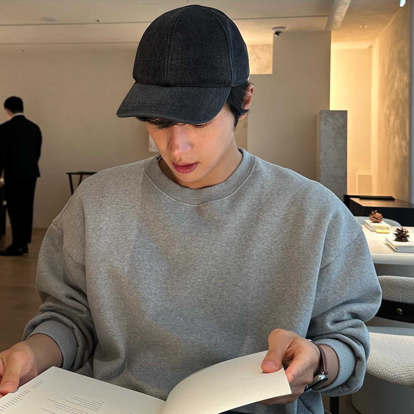 방탄 진 닮은 꼴 해명중인 이상엽🤭

이상엽이 방탄소년단 진 닮은 꼴로 화제가 됐던 일화를 공개했습니다. 오는 12일 방송되는 MBC ‘라디오스타’에서 자신의 채널에 사진을 올렸다가 평소 친분이 있는 진의 형이 “어?”라며 댓글을 달 정도로 닮게 나온 사진에 대해 해명했는데요. 이상엽은 “그냥 내 사진을 올렸는데 논란이라니”라며 억울함을 호소했고, 결국 자기 사진에 자기 아이디를 태그 했다고 밝혀 웃음바다가 됐습니다. 이미지