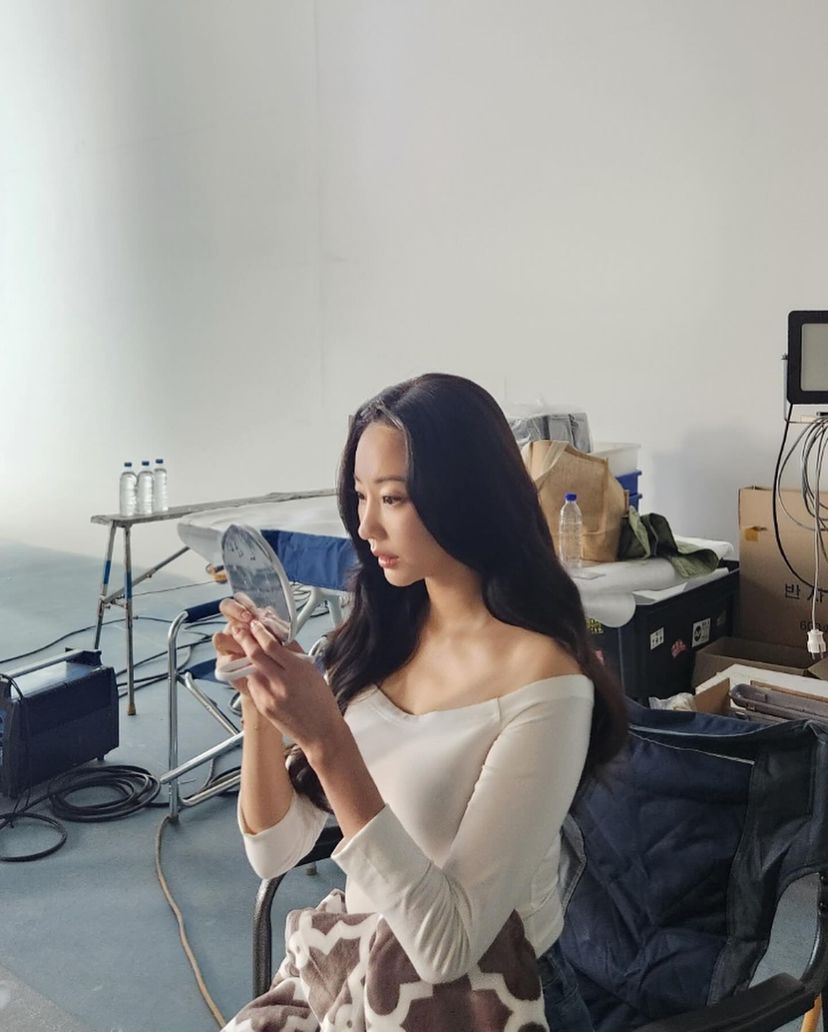 김사랑 언니❤️운동 중요성 계몽

배우 김사랑(46)이 모델 각선미를 자랑했습니다. "아이와 나 테니스 가는 길"이라는 글과 함께 일상을 공개했는데요. 173cm의 김사랑이 반려견과 함께 테니스장으로 향하는 모습이 담겼습니다. 평소에도 그녀는 꾸준한 운동과 건강한 식습관을 통해 몸매를 관리하고 있다고 알려져 있습니다. 

이번에 그녀가 테니스장으로 향하는 모습은 평소 즐겨하는 운동의 중요성과 관리를 다시 한 번 일깨워주는 계기였습니다. 또한 최근 SNS 계정 속 긴 생머리를 길게 늘어트리며 여전한 미모로 시선을 사로잡았습니다. 
 이미지6