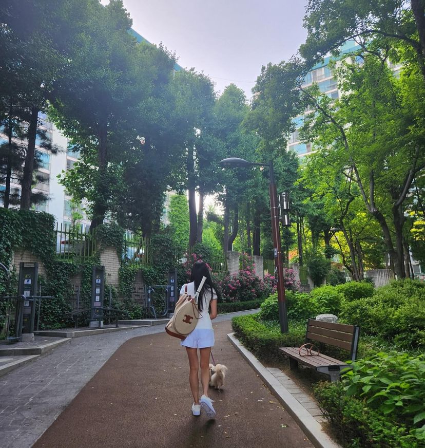 김사랑 언니❤️운동 중요성 계몽

배우 김사랑(46)이 모델 각선미를 자랑했습니다. "아이와 나 테니스 가는 길"이라는 글과 함께 일상을 공개했는데요. 173cm의 김사랑이 반려견과 함께 테니스장으로 향하는 모습이 담겼습니다. 평소에도 그녀는 꾸준한 운동과 건강한 식습관을 통해 몸매를 관리하고 있다고 알려져 있습니다. 

이번에 그녀가 테니스장으로 향하는 모습은 평소 즐겨하는 운동의 중요성과 관리를 다시 한 번 일깨워주는 계기였습니다. 또한 최근 SNS 계정 속 긴 생머리를 길게 늘어트리며 여전한 미모로 시선을 사로잡았습니다. 
 이미지9