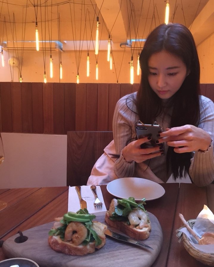 김사랑 언니❤️운동 중요성 계몽

배우 김사랑(46)이 모델 각선미를 자랑했습니다. "아이와 나 테니스 가는 길"이라는 글과 함께 일상을 공개했는데요. 173cm의 김사랑이 반려견과 함께 테니스장으로 향하는 모습이 담겼습니다. 평소에도 그녀는 꾸준한 운동과 건강한 식습관을 통해 몸매를 관리하고 있다고 알려져 있습니다. 

이번에 그녀가 테니스장으로 향하는 모습은 평소 즐겨하는 운동의 중요성과 관리를 다시 한 번 일깨워주는 계기였습니다. 또한 최근 SNS 계정 속 긴 생머리를 길게 늘어트리며 여전한 미모로 시선을 사로잡았습니다. 
 이미지10