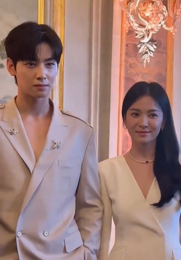 베니스에서 미모 열일 중인 이 둘👸🏻🤴🏻
송혜교와 차은우의 투 샷이 화제가 되고 있습니다. 두 사람은 함께 앰버서더로 활동하고 있는 글로벌 주얼리 브랜드 행사에 참석 중인데요. 화이트 계열의 수트를 입은 두 사람은 만찢 남녀 비주얼을 자랑하며 감탄을 자아냈습니다. 투 샷을 본 사람들은 ‘왕비와 왕자’, ‘환상적인 비주얼’, ‘드라마에서 보고 싶다’등의 반응을 보이고 있습니다 이미지1