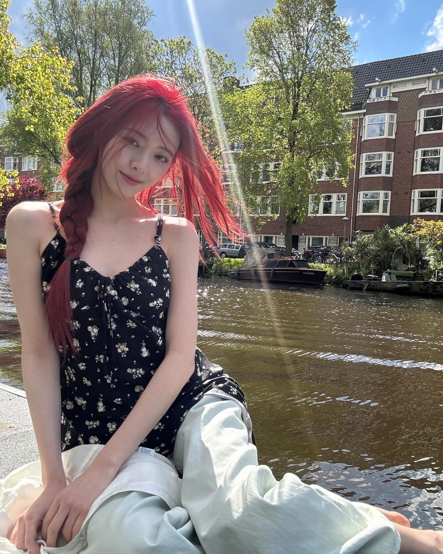 올여름 트렌드?! 잔 꽃무늬템💐
투박하지만 러블리한 잔 꽃무늬💞 아이템 별 코디 보기🔍

1. 민소매
일본 모델 미시마 히나는 잔 꽃무늬 민소매 위에 분홍색 레이스 민소매를 레이어드하여 러블리함을 두배로 더했습니다. 스테이씨 수민은 잔 꽃무늬 민소매 위로 얇은 가디건을 매치하여 청순한 코디를 완성했고요. 김수미는 레이스 디테일이 있는 민소매에 심플한 실버 펜던트 목걸이를 매치했죠. 

2. 원피스
오마이걸 아린은 허리 라인에 컷아웃 디테일이 있는 반팔 원피스로 청순 매력을 뽐냈고요. 아이들 슈화는 연분홍 민소매 원피스로 청초함을, ITZY 유나는 검정 민소매 원피스로 시크한 무드를 완성했습니다.

3. 반팔티
아이브 레이는 잔 꽃무늬 반팔티를 단독으로 입은 대신 귀여운 양갈래 머리로 포인트를 더했습니다. 소녀시대 수영은 반팔티에 데님 오버롤을 매치한 코티지 코어를 선보였고요. 배우 기은세는 올화이트 스타일링에 브라운 백과 베이지 클락스로 포인트를 주었죠. 이미지