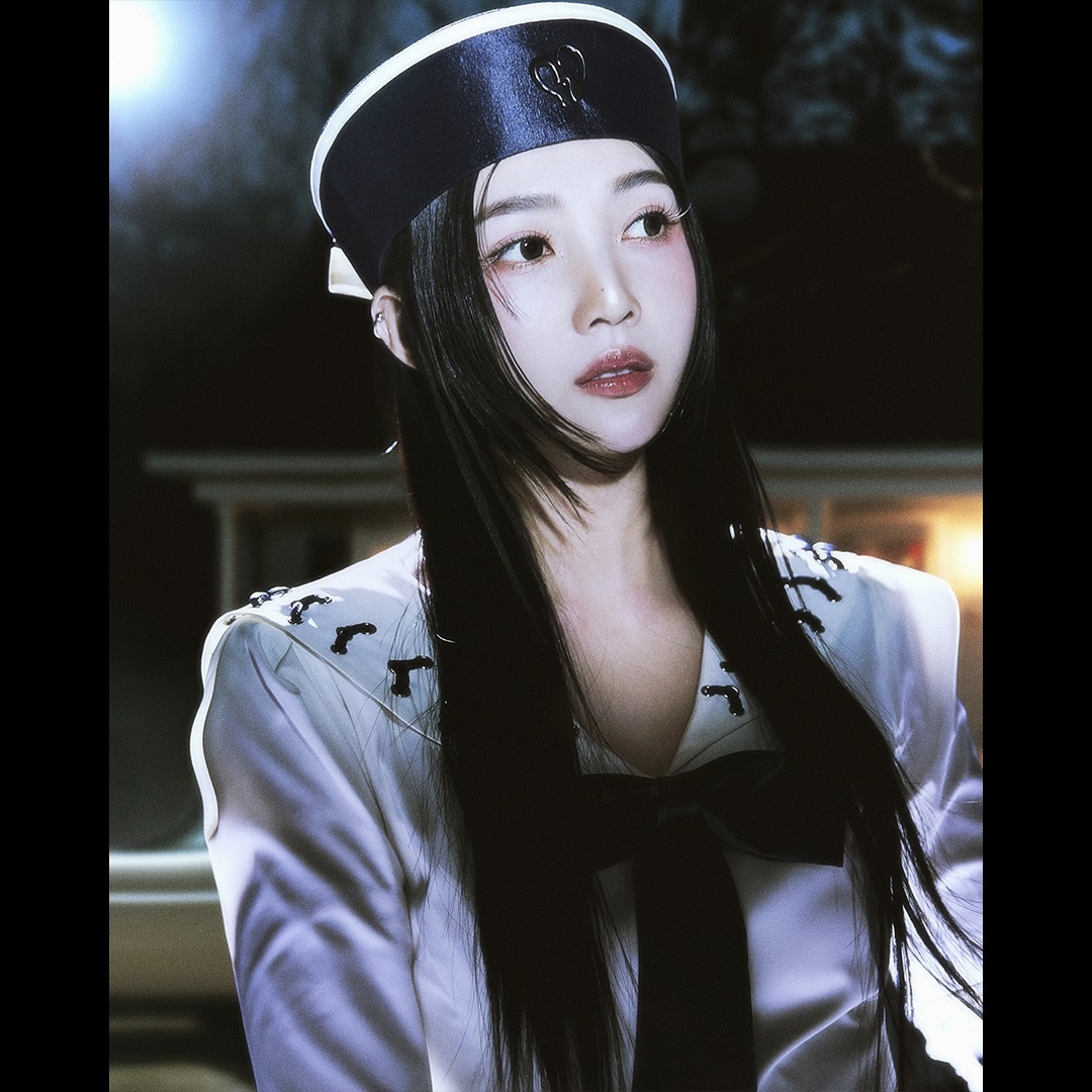 레드벨벳이 말아주는 마린룩⛴️

레드벨벳이 새 앨범 ‘Cosmic’의 첫 티저 이미지를 공개했습니다. 낯선 배경과 함께 레드벨벳의 눈부신 비주얼과 유니크한 스타일링이 절묘하게 어우러졌는데요. 미스터리하면서도 독특한 무드를 자아내며 컴백 기대감을 증폭시켰습니다. 약 1년 만에 돌아온 레드벨벳의 새 앨범 'Cosmic'은 총 6곡으로 구성되어 있으며, 오는 24일 오후 6시에 발매됩니다.  이미지4