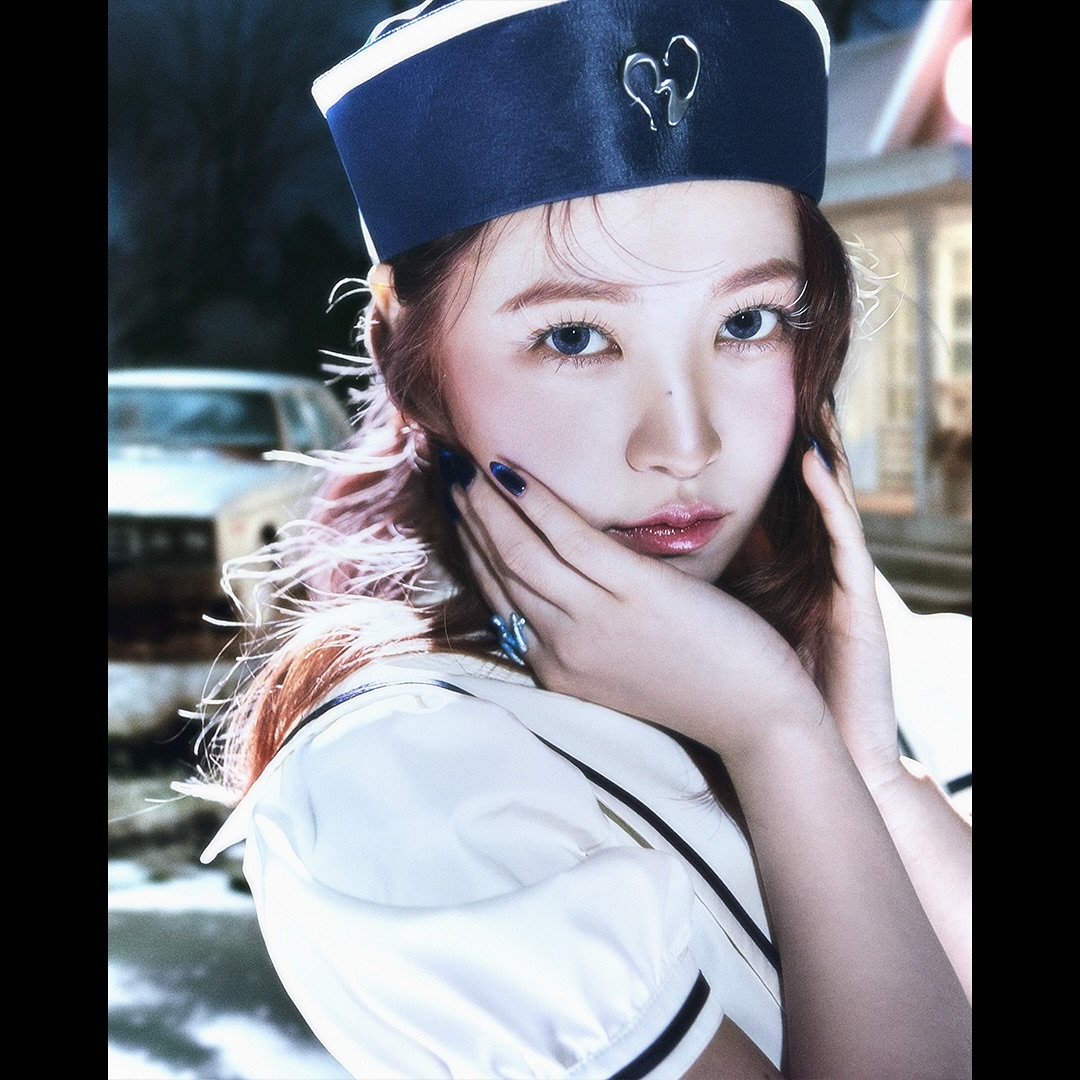 레드벨벳이 말아주는 마린룩⛴️

레드벨벳이 새 앨범 ‘Cosmic’의 첫 티저 이미지를 공개했습니다. 낯선 배경과 함께 레드벨벳의 눈부신 비주얼과 유니크한 스타일링이 절묘하게 어우러졌는데요. 미스터리하면서도 독특한 무드를 자아내며 컴백 기대감을 증폭시켰습니다. 약 1년 만에 돌아온 레드벨벳의 새 앨범 'Cosmic'은 총 6곡으로 구성되어 있으며, 오는 24일 오후 6시에 발매됩니다.  이미지5
