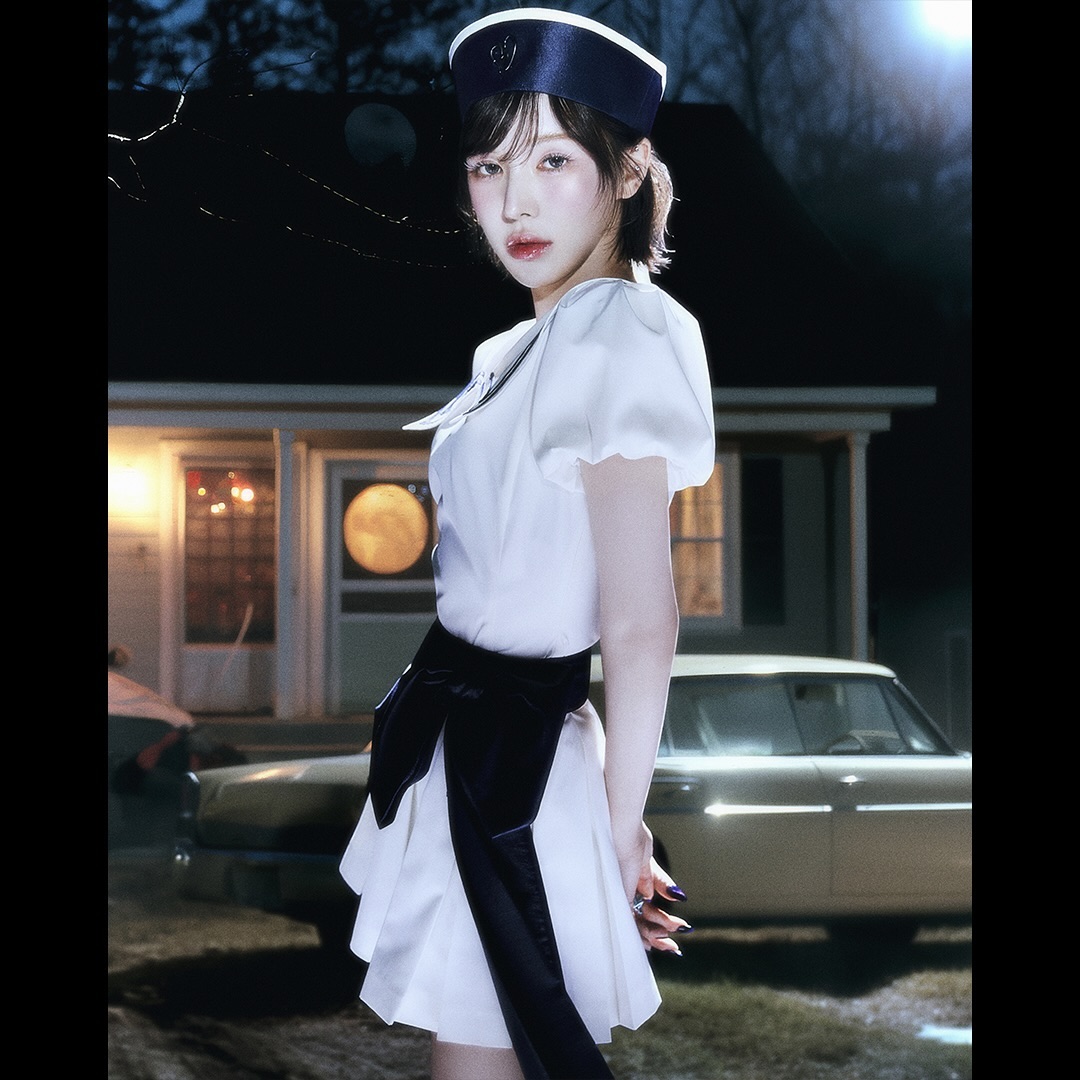 레드벨벳이 말아주는 마린룩⛴️

레드벨벳이 새 앨범 ‘Cosmic’의 첫 티저 이미지를 공개했습니다. 낯선 배경과 함께 레드벨벳의 눈부신 비주얼과 유니크한 스타일링이 절묘하게 어우러졌는데요. 미스터리하면서도 독특한 무드를 자아내며 컴백 기대감을 증폭시켰습니다. 약 1년 만에 돌아온 레드벨벳의 새 앨범 'Cosmic'은 총 6곡으로 구성되어 있으며, 오는 24일 오후 6시에 발매됩니다.  이미지7