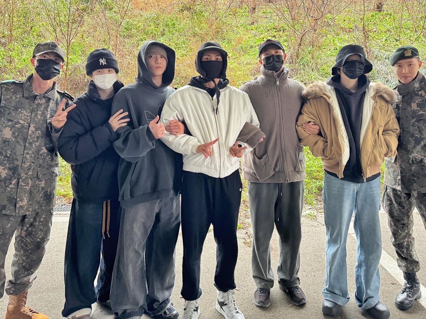 6개월 만에 완전체로 뭉친 BTS🖤

방탄소년단 완전체 사진이 공개됐습니다. 멤버들은 직접 운영하는 공식 X 계정을 통해 “다녀왔습니다!”라는 글과 함께 사진 한 장을 게재했는데요. 위병소 마중에서 모습을 보이지 않았던 슈가도 합류해 맏형인 진의 전역을 축하하며 미소를 짓고 있습니다. 방탄소년단이 완전체 사진을 공개한 건 6개월여 만인데요. RM과 뷔가 입대한 지난해 12월에 촬영한 단체 사진 이후 공개한 첫 단체샷으로 팬들은 반가운 마음을 표했습니다. 이미지