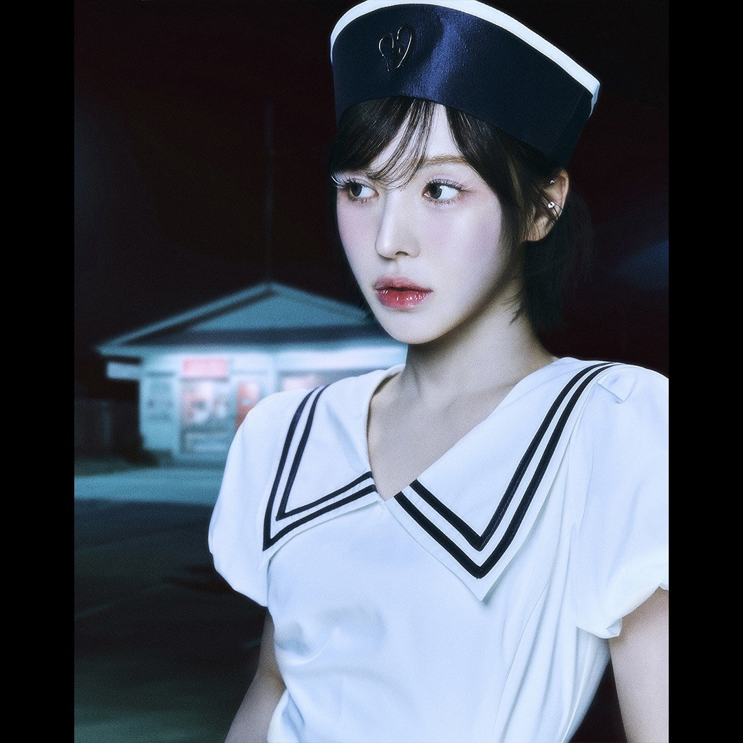 레드벨벳이 말아주는 마린룩⛴️

레드벨벳이 새 앨범 ‘Cosmic’의 첫 티저 이미지를 공개했습니다. 낯선 배경과 함께 레드벨벳의 눈부신 비주얼과 유니크한 스타일링이 절묘하게 어우러졌는데요. 미스터리하면서도 독특한 무드를 자아내며 컴백 기대감을 증폭시켰습니다. 약 1년 만에 돌아온 레드벨벳의 새 앨범 'Cosmic'은 총 6곡으로 구성되어 있으며, 오는 24일 오후 6시에 발매됩니다.  이미지2