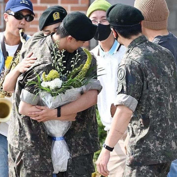 방탄 진🫡전역을 명 받았습니다!

방탄소년단 진이 오늘(12일) 18개월간의 군 복무를 마치고 만기 전역했습니다. 지난 2022년 12월 방탄소년단 멤버 중 가장 먼저 입대해 신병교육대대에서 18개월 동안 조교로 복무했는데요. RM, 제이홉, 지민, 뷔, 정국은 현장을 찾아 진의 전역을 축하하며 인사를 나눴습니다. 한편, 전역 당일인 오늘(12일) 공식 행사는 마련되지 않았으나 내일(13일) ‘2024 페스타’에서 허그회와 방탄소년단 데뷔 11주년을 자축하며 4천 명의 아미들 앞에서 직접 전역을 신고할 예정입니다. 이미지2