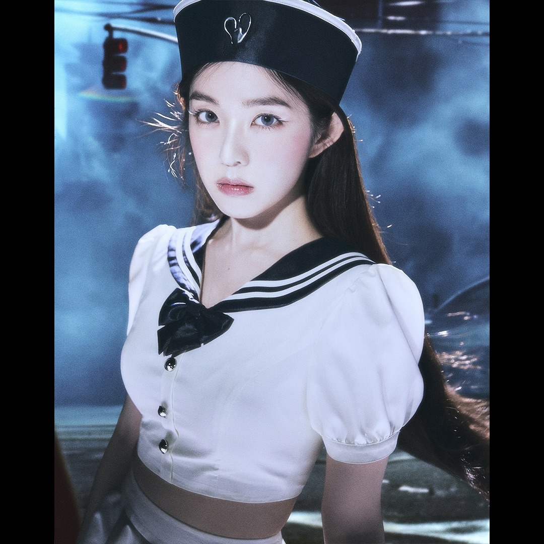 레드벨벳이 말아주는 마린룩⛴️

레드벨벳이 새 앨범 ‘Cosmic’의 첫 티저 이미지를 공개했습니다. 낯선 배경과 함께 레드벨벳의 눈부신 비주얼과 유니크한 스타일링이 절묘하게 어우러졌는데요. 미스터리하면서도 독특한 무드를 자아내며 컴백 기대감을 증폭시켰습니다. 약 1년 만에 돌아온 레드벨벳의 새 앨범 'Cosmic'은 총 6곡으로 구성되어 있으며, 오는 24일 오후 6시에 발매됩니다.  이미지