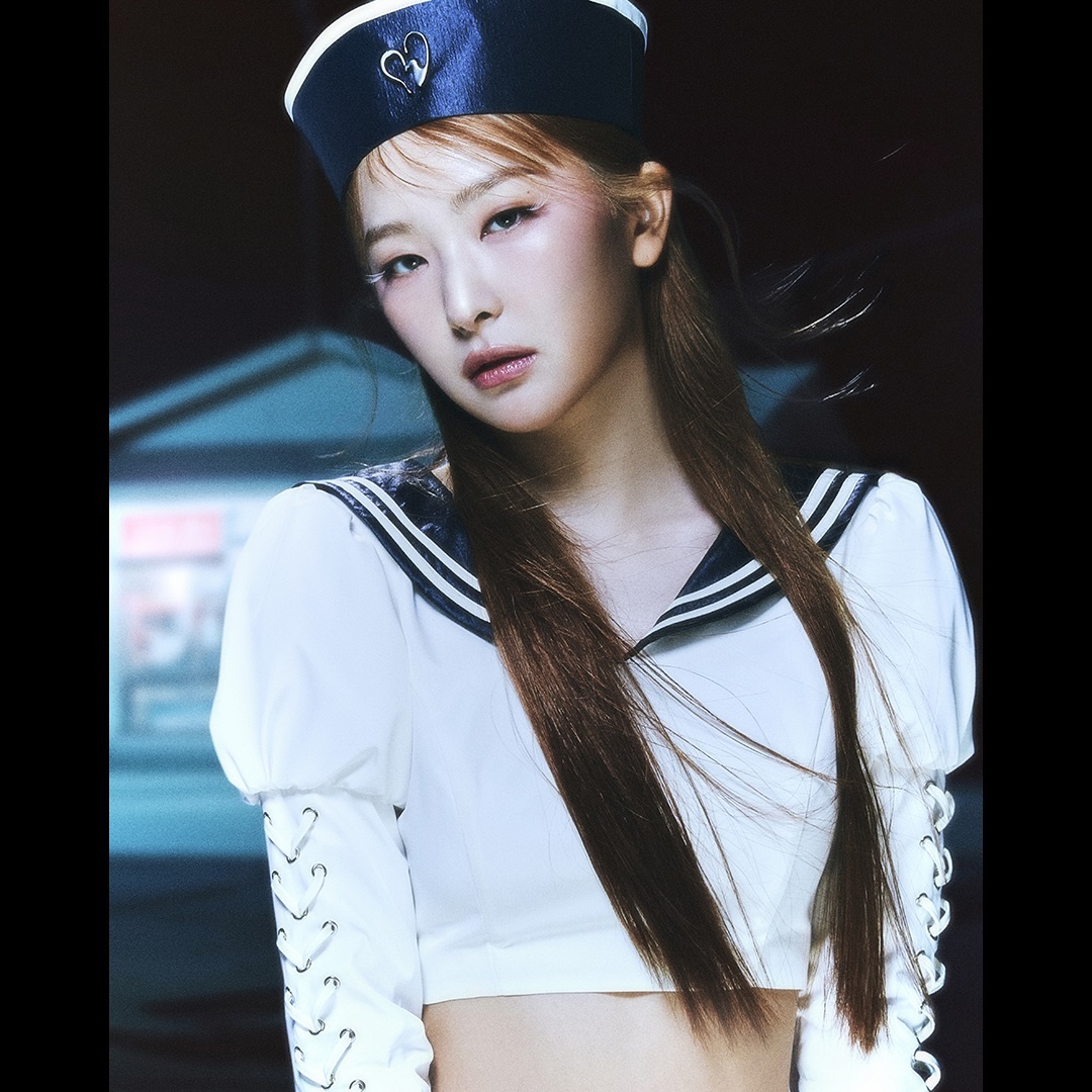레드벨벳이 말아주는 마린룩⛴️

레드벨벳이 새 앨범 ‘Cosmic’의 첫 티저 이미지를 공개했습니다. 낯선 배경과 함께 레드벨벳의 눈부신 비주얼과 유니크한 스타일링이 절묘하게 어우러졌는데요. 미스터리하면서도 독특한 무드를 자아내며 컴백 기대감을 증폭시켰습니다. 약 1년 만에 돌아온 레드벨벳의 새 앨범 'Cosmic'은 총 6곡으로 구성되어 있으며, 오는 24일 오후 6시에 발매됩니다.  이미지3