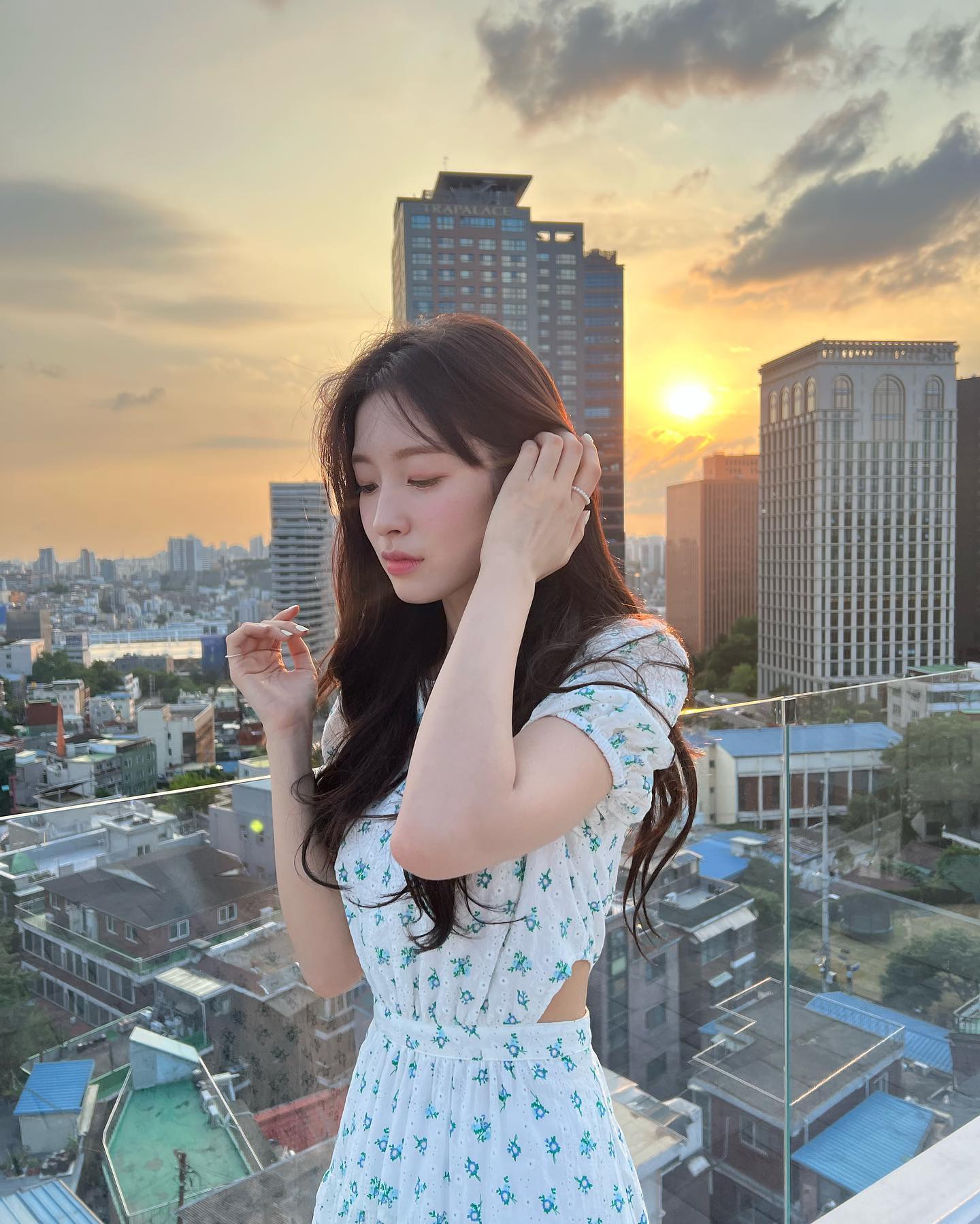 올여름 트렌드?! 잔 꽃무늬템💐
투박하지만 러블리한 잔 꽃무늬💞 아이템 별 코디 보기🔍

1. 민소매
일본 모델 미시마 히나는 잔 꽃무늬 민소매 위에 분홍색 레이스 민소매를 레이어드하여 러블리함을 두배로 더했습니다. 스테이씨 수민은 잔 꽃무늬 민소매 위로 얇은 가디건을 매치하여 청순한 코디를 완성했고요. 김수미는 레이스 디테일이 있는 민소매에 심플한 실버 펜던트 목걸이를 매치했죠. 

2. 원피스
오마이걸 아린은 허리 라인에 컷아웃 디테일이 있는 반팔 원피스로 청순 매력을 뽐냈고요. 아이들 슈화는 연분홍 민소매 원피스로 청초함을, ITZY 유나는 검정 민소매 원피스로 시크한 무드를 완성했습니다.

3. 반팔티
아이브 레이는 잔 꽃무늬 반팔티를 단독으로 입은 대신 귀여운 양갈래 머리로 포인트를 더했습니다. 소녀시대 수영은 반팔티에 데님 오버롤을 매치한 코티지 코어를 선보였고요. 배우 기은세는 올화이트 스타일링에 브라운 백과 베이지 클락스로 포인트를 주었죠. 이미지