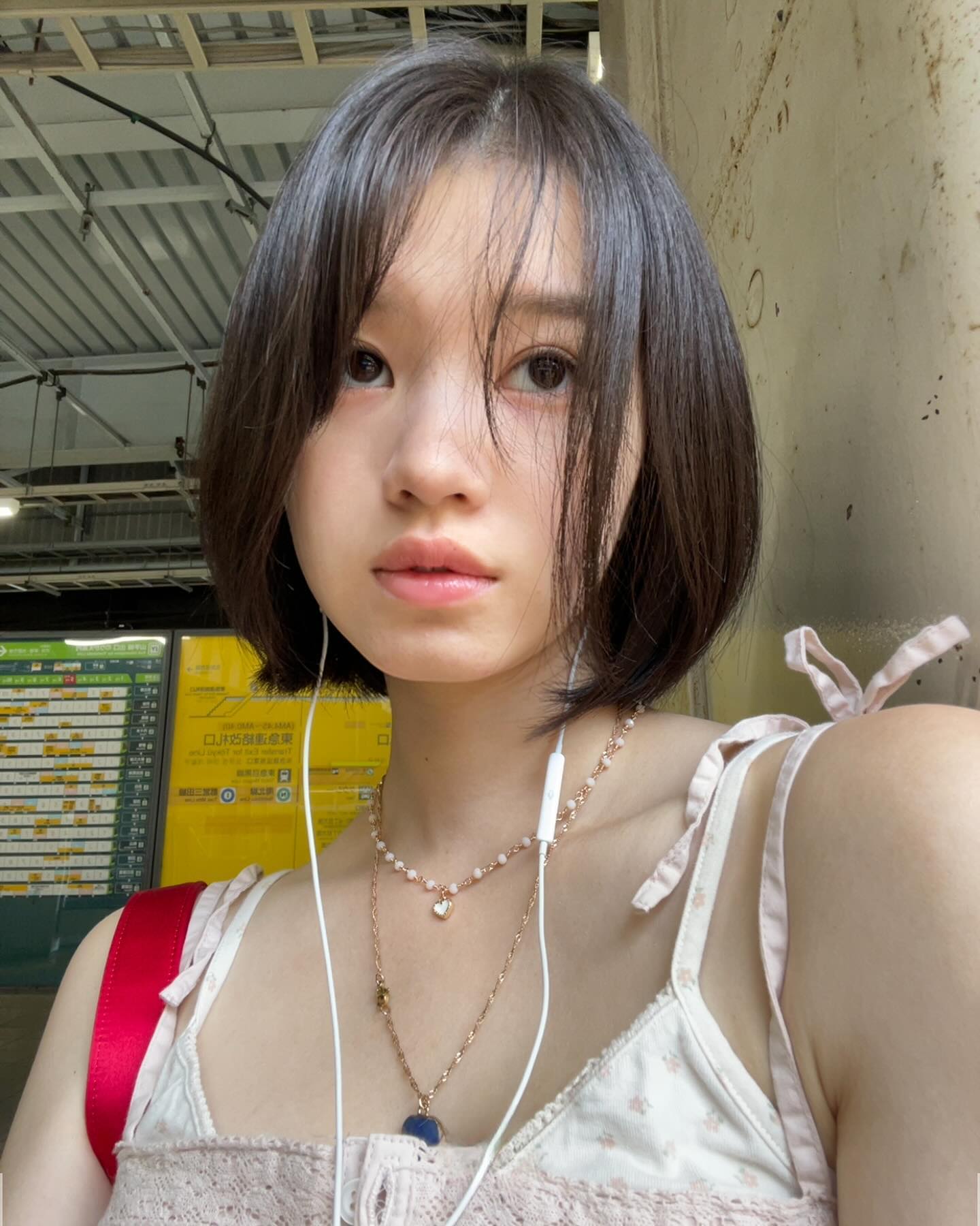 올여름 트렌드?! 잔 꽃무늬템💐
투박하지만 러블리한 잔 꽃무늬💞 아이템 별 코디 보기🔍

1. 민소매
일본 모델 미시마 히나는 잔 꽃무늬 민소매 위에 분홍색 레이스 민소매를 레이어드하여 러블리함을 두배로 더했습니다. 스테이씨 수민은 잔 꽃무늬 민소매 위로 얇은 가디건을 매치하여 청순한 코디를 완성했고요. 김수미는 레이스 디테일이 있는 민소매에 심플한 실버 펜던트 목걸이를 매치했죠. 

2. 원피스
오마이걸 아린은 허리 라인에 컷아웃 디테일이 있는 반팔 원피스로 청순 매력을 뽐냈고요. 아이들 슈화는 연분홍 민소매 원피스로 청초함을, ITZY 유나는 검정 민소매 원피스로 시크한 무드를 완성했습니다.

3. 반팔티
아이브 레이는 잔 꽃무늬 반팔티를 단독으로 입은 대신 귀여운 양갈래 머리로 포인트를 더했습니다. 소녀시대 수영은 반팔티에 데님 오버롤을 매치한 코티지 코어를 선보였고요. 배우 기은세는 올화이트 스타일링에 브라운 백과 베이지 클락스로 포인트를 주었죠. 이미지