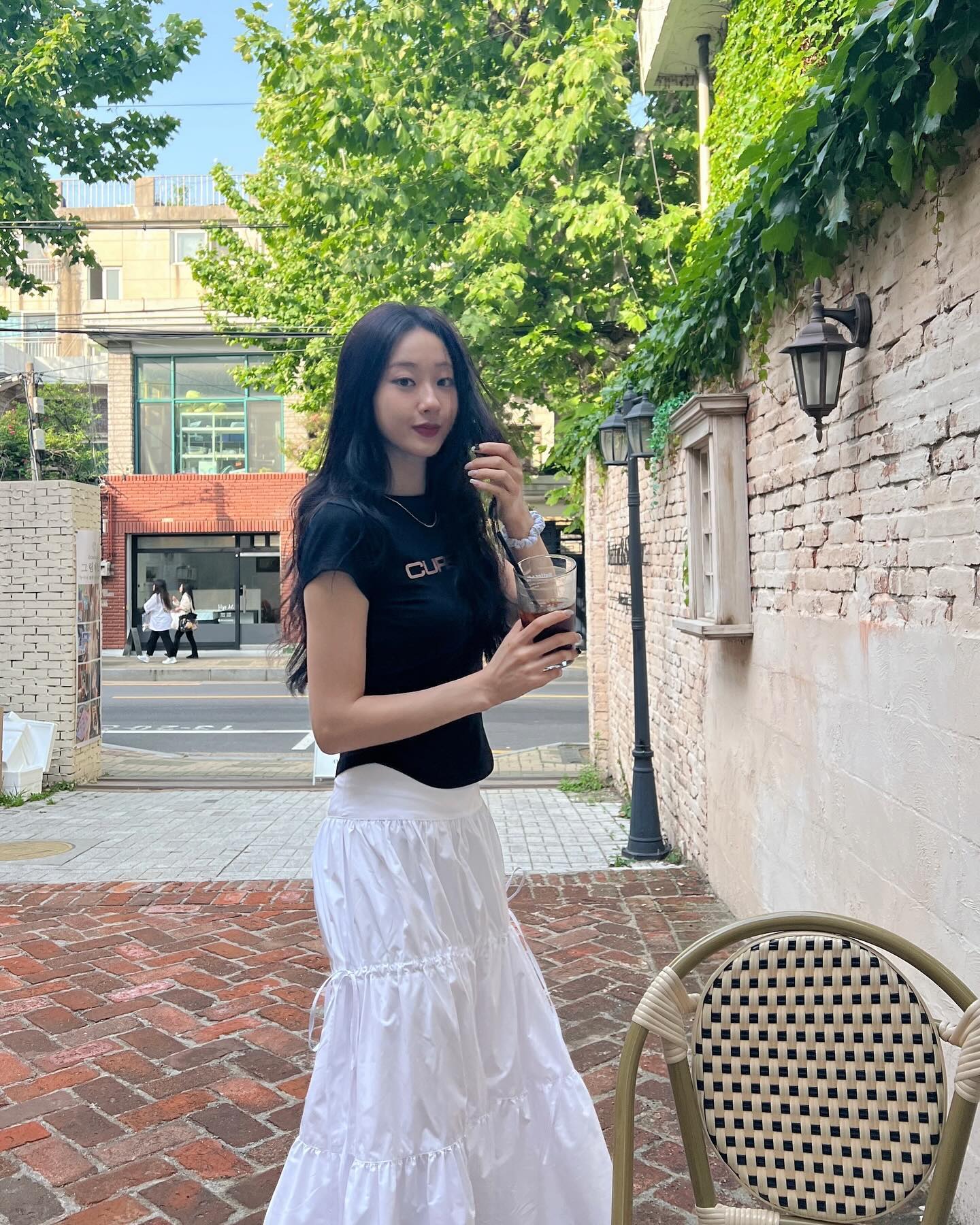 다시 돌아온 유행☁️ 캉캉 스커트
올여름 언니들처럼🤍👗셀럽들의 화이트 티어드 스커트룩 이미지