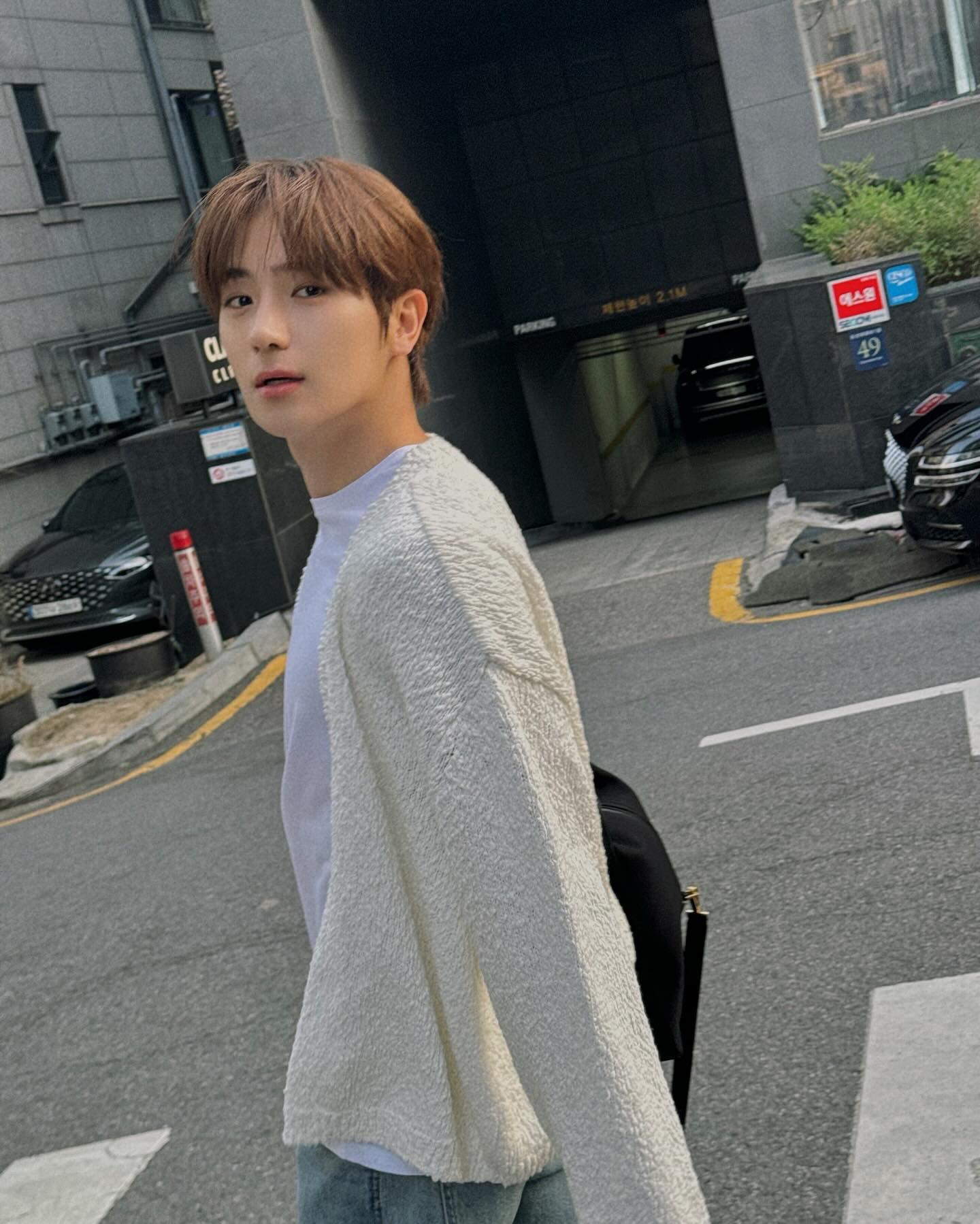 더보이즈 현재 첫 프로야구 시구⚾️

더보이즈 현재가 데뷔 첫 시구에 나섭니다. 16일 오후 5시에 열리는 2024 KBO 리그 LG트윈스와 롯데 자이언츠의 경기에서 승리 기원 시구를 진행하는데요. 현재는 "데뷔 후 첫 시구 도전이라 떨리는 마음도 있지만 설레는 마음이 더 크다. 자신 있게 시구하고 선수들이 좋은 경기 펼칠 수 있도록 열심히 응원하겠다"라고 전했습니다. 이미지5