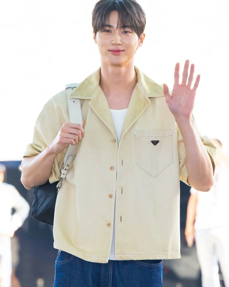 공항에서 런웨이 하는 변우석💛
변우석은 이른 아침에도 불구하고 훤칠한 키와 비주얼로 공항을 빛냈습니다. 오늘(13일) 오전 변우석은 오는 15일 아시아 팬미팅 투어 ‘서머 레터’를 앞두고 태국 방콕으로 출국했는데요. 많은 취재진들과 팬들이 몰려 공항은 인파로 붐볐지만 자신을 찍는 취재진들과 팬들에게 훈훈한 인사를 전했습니다. 이미지2