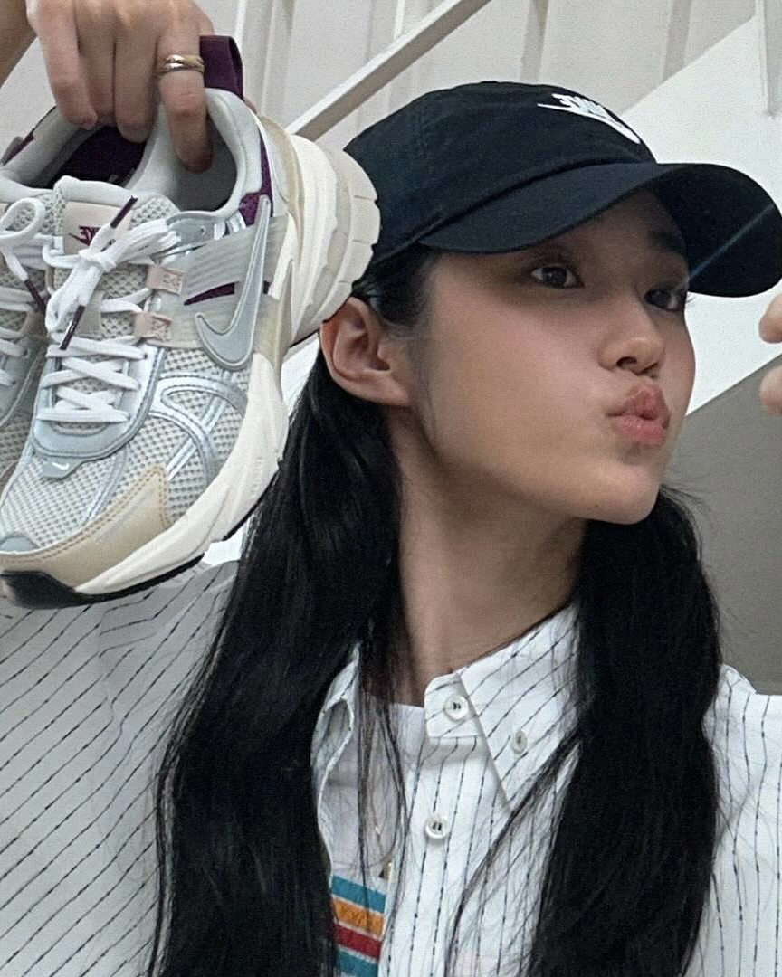 요즘 언니들 근황🔥👟스니커즈
나이키 V2K 런🤍🖤 편한 데일리룩에 가벼운 발끝 마무리 이미지