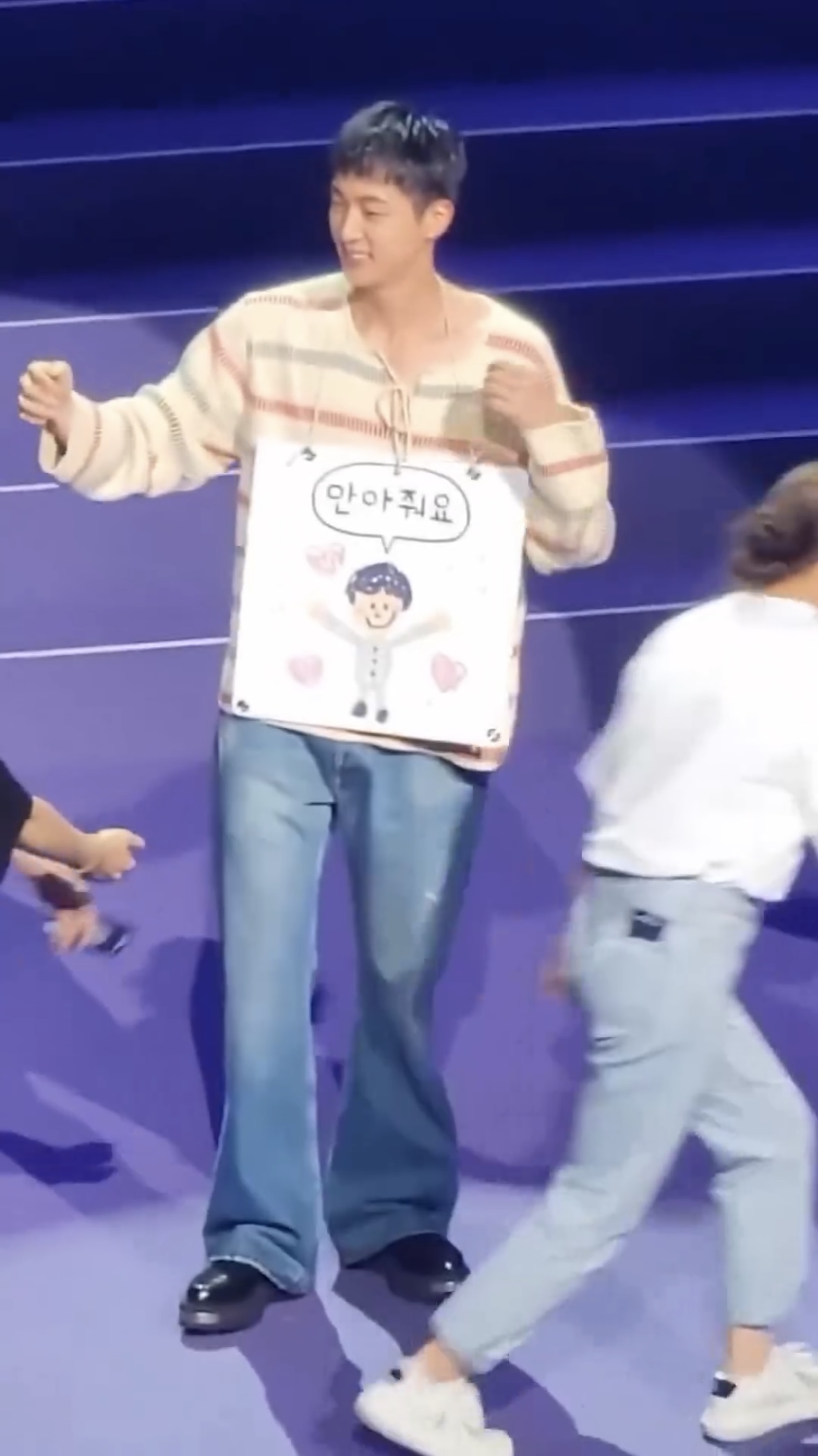 실시간 천명과 허그 중인 진🫂💜

방탄소년단 진이 서울 잠실 실내체육관에서 팬 이벤트 1부 ‘허그회’를 진행 중입니다. 진은 변함없는 애정을 보내고 있는 팬 1천명을 따뜻하게 포옹해 주며 특별한 시간을 보내고 있는데요. 이어 오후 8시부터는 2부 ‘2024년 6월 13일의 석진, 날씨 맑음’을 통해 약 1시간 동안 군 생활 추억, 향후 활동 등에 관해서 얘기를 나눌 예정입니다.  이미지
