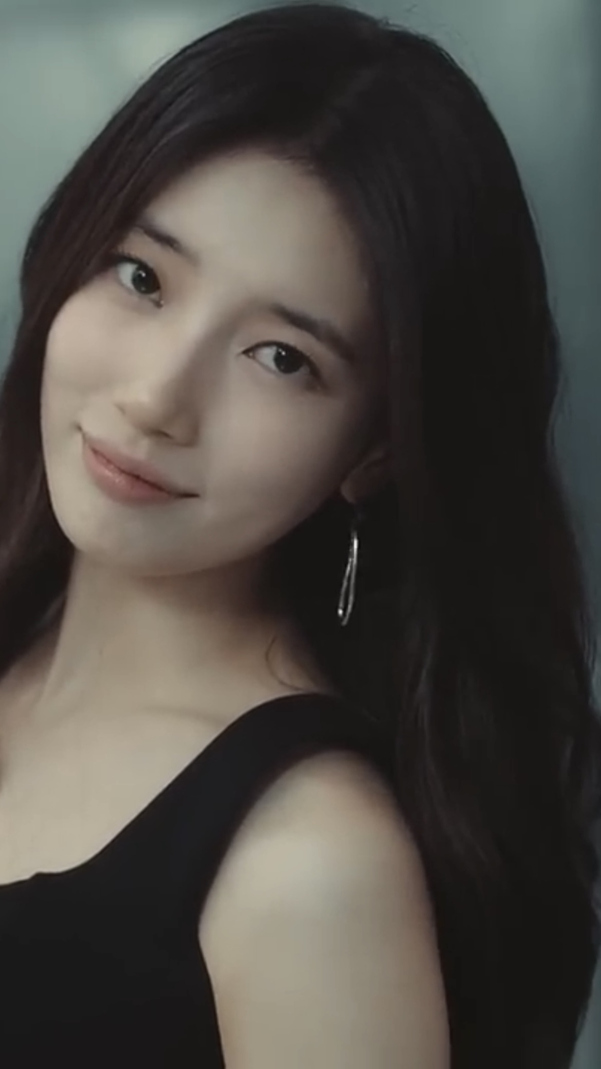 영화 스틸컷 같은 수지 광고🩶

수지가 중고차 앱 서비스 ‘헤이딜러’의 새 모델로 발탁됐습니다. 이번 캠페인 영상에는 수지와 이정은이 함께했는데요. 차 구매 상황을 ‘틀 안의 세상’에 빗대어 풍자적으로 표현했다고 합니다. 한편, 헤이딜러는 출시와 함께 화려한 캐스팅으로 화제가 돼 왔는데요. 2021년에는 류준열, 2022년에는 한소희와 김혜수의 케미로 호응을 얻었습니다. 이미지