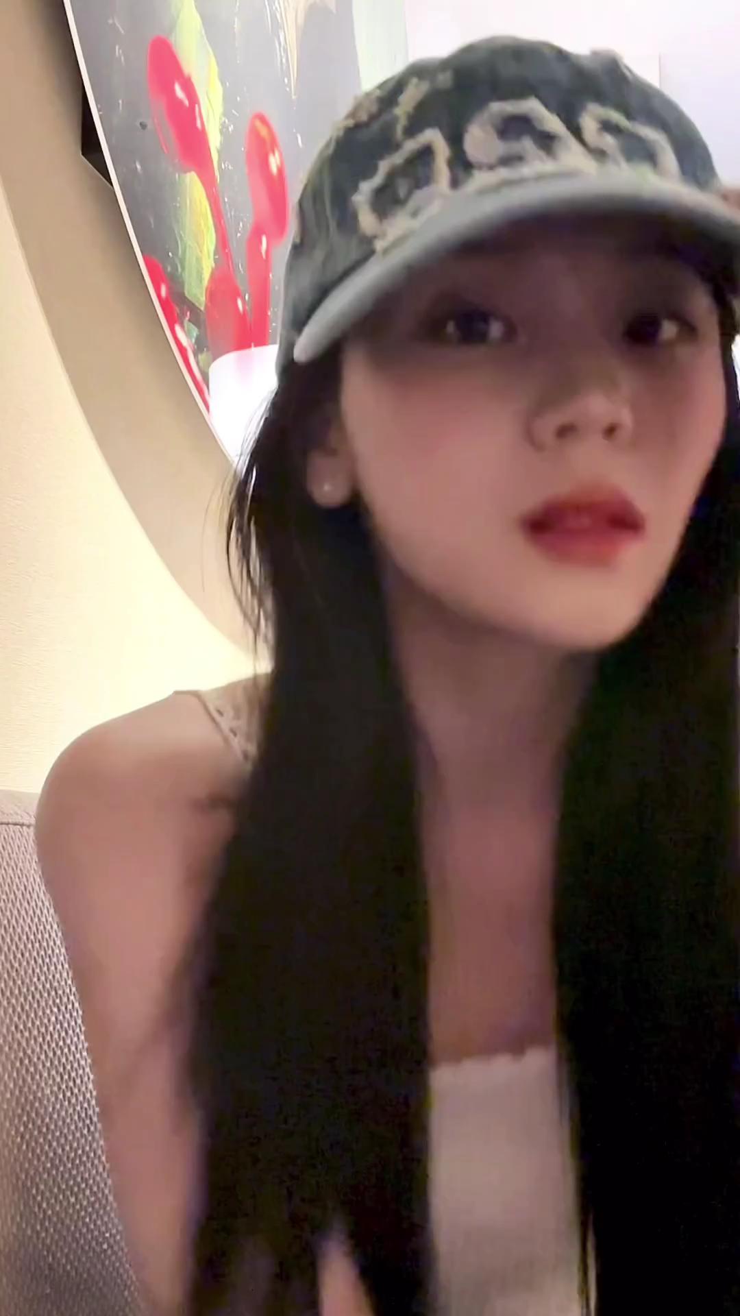 미모력 맥스 찍은 엄지 볼캡룩🧢
요즘 핫걸들 코디 레시피!❤️‍🔥 빈티지 볼캡에 민소매 스타일링 이미지