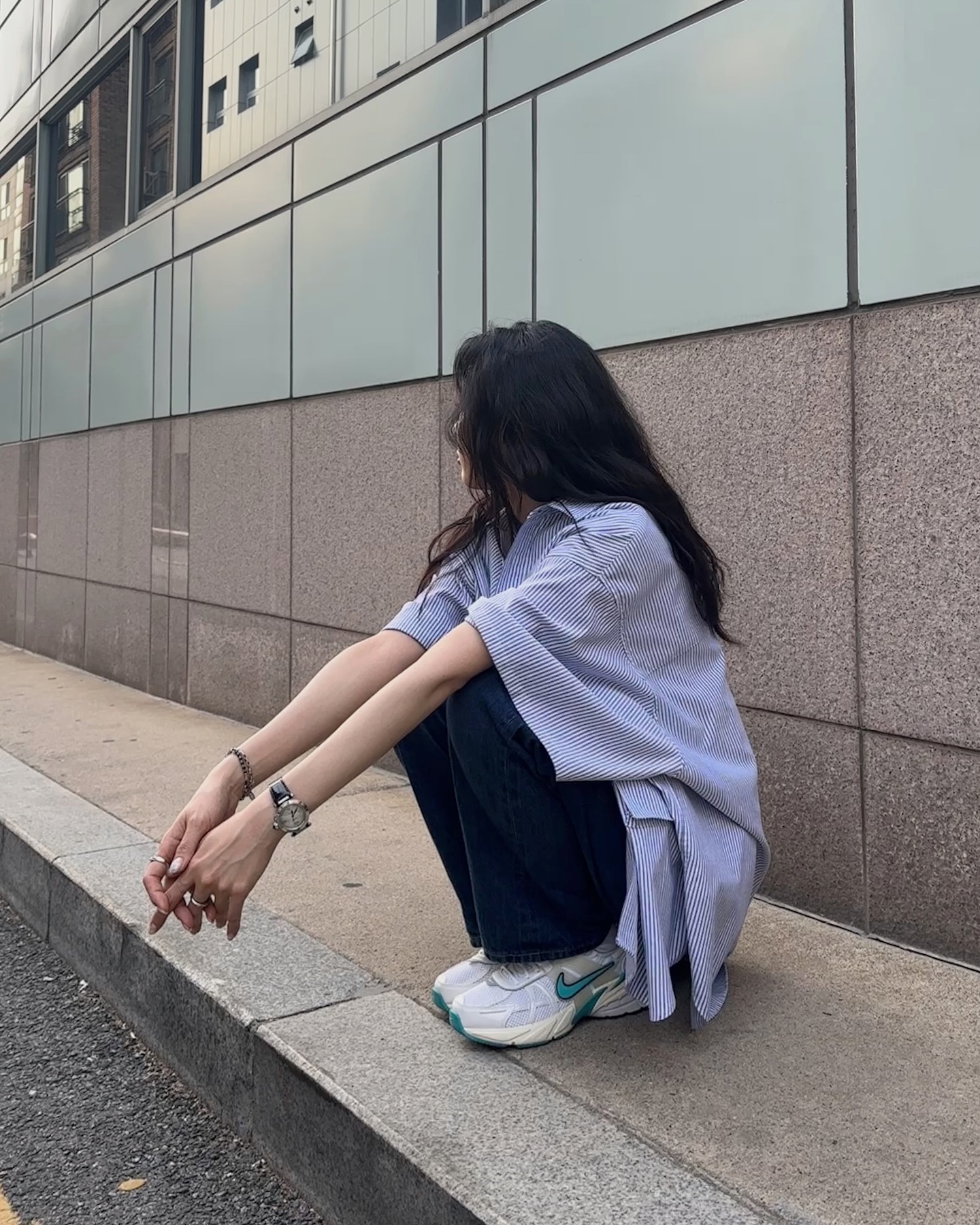 요즘 언니들 근황🔥👟스니커즈
나이키 V2K 런🤍🖤 편한 데일리룩에 가벼운 발끝 마무리 이미지