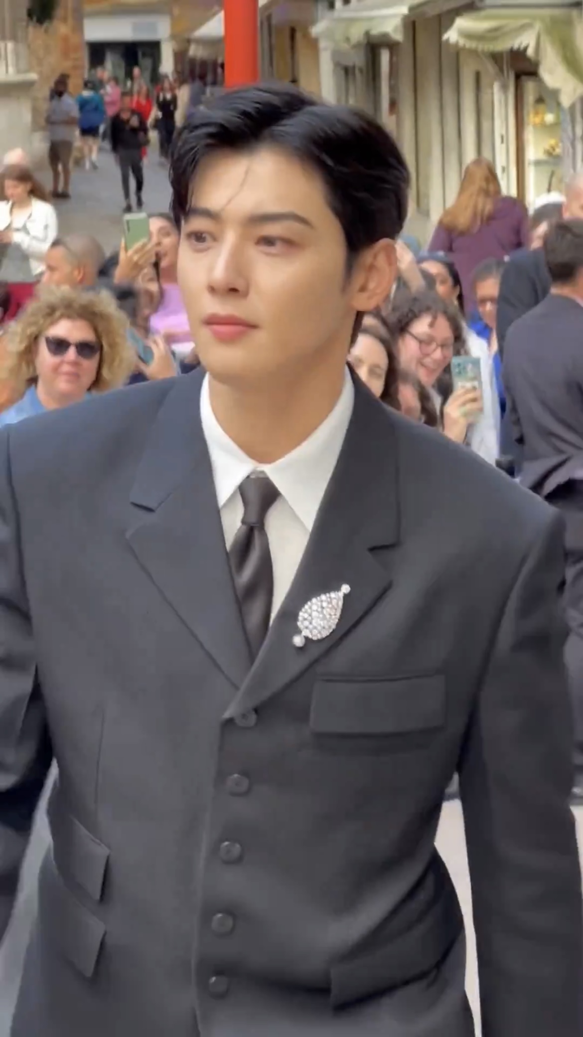 차은우🤵🏻‍♂️왕자가 아님 대체 뭔데✨

베니스 행사에 참여한 차은우 영상이 또 한 번 화제입니다. 주얼리 브랜드 쇼메의 갈라 디너 행사에 참석하러 가는 모습이 포착됐는데요. 차은우는 클래식한 블랙수트를 입었지만 눈에 띄는 화려한 비주얼로 감탄을 자아냈습니다. 이미지