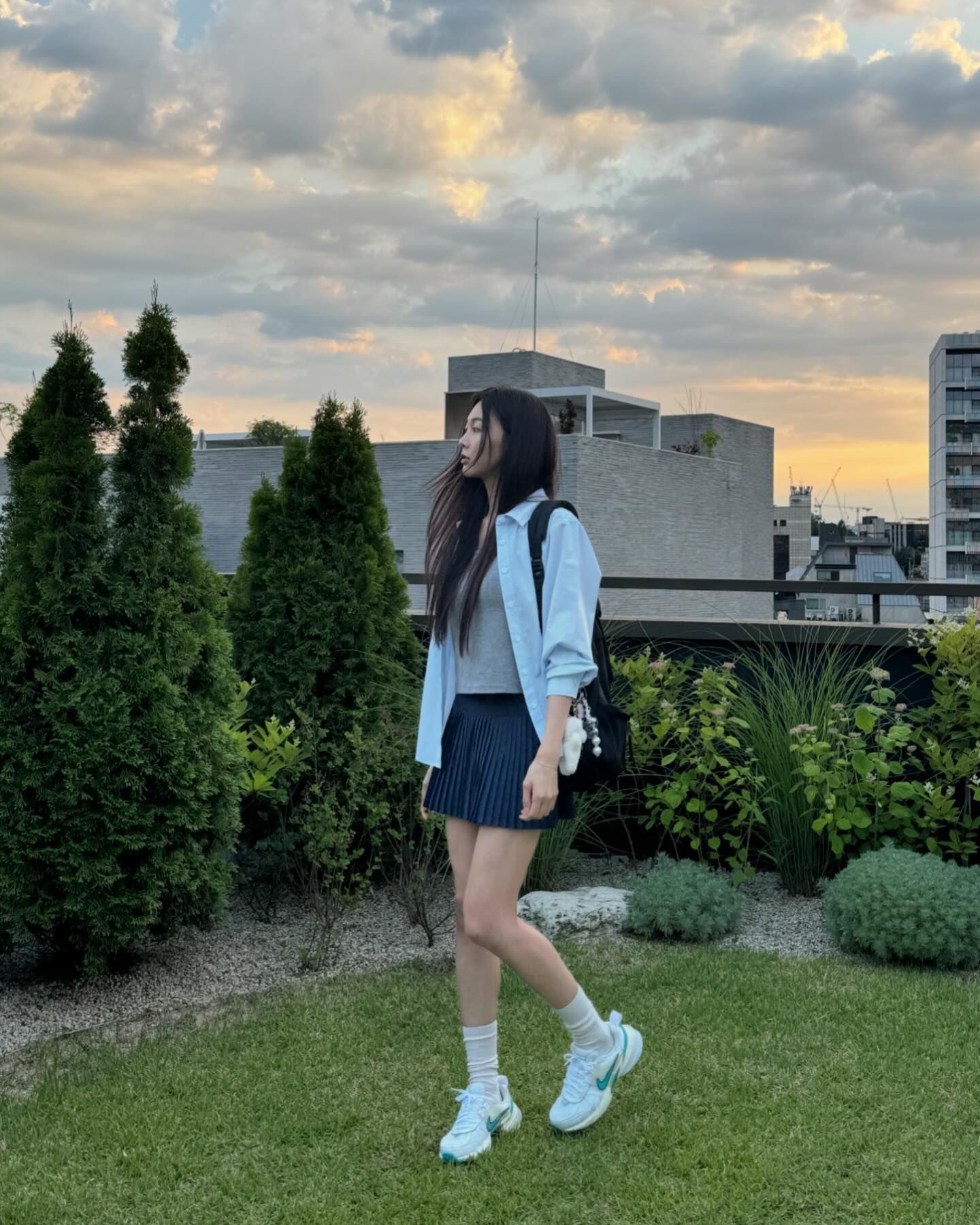 요즘 언니들 근황🔥👟스니커즈
나이키 V2K 런🤍🖤 편한 데일리룩에 가벼운 발끝 마무리 이미지
