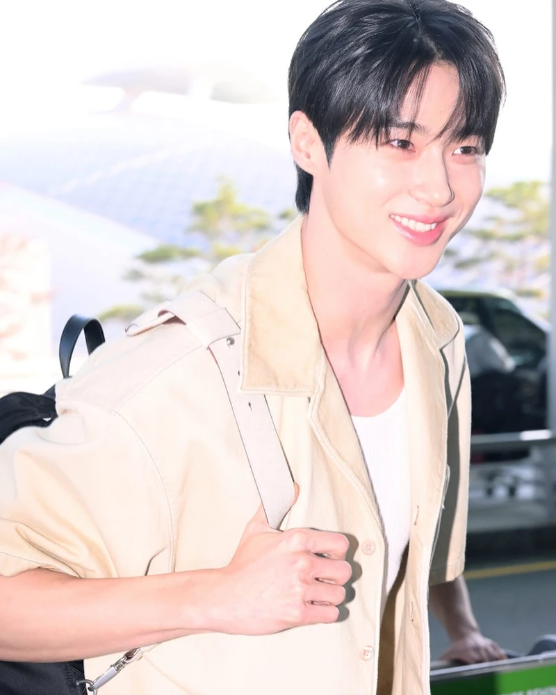 공항에서 런웨이 하는 변우석💛
변우석은 이른 아침에도 불구하고 훤칠한 키와 비주얼로 공항을 빛냈습니다. 오늘(13일) 오전 변우석은 오는 15일 아시아 팬미팅 투어 ‘서머 레터’를 앞두고 태국 방콕으로 출국했는데요. 많은 취재진들과 팬들이 몰려 공항은 인파로 붐볐지만 자신을 찍는 취재진들과 팬들에게 훈훈한 인사를 전했습니다. 이미지1