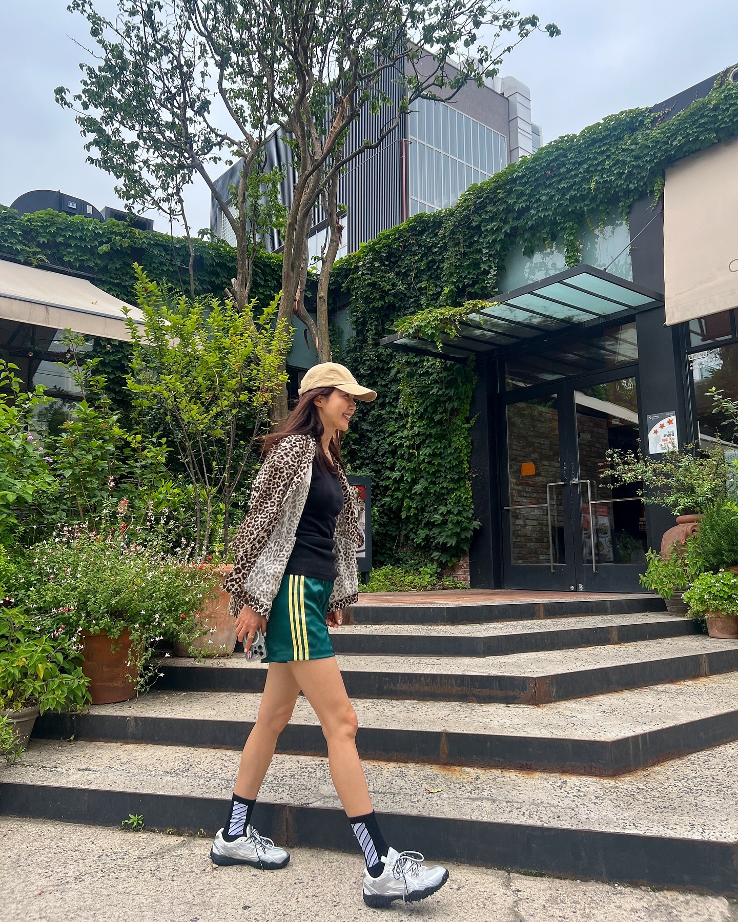 무심한 듯 시크💚🖤채정안 여름룩 이미지