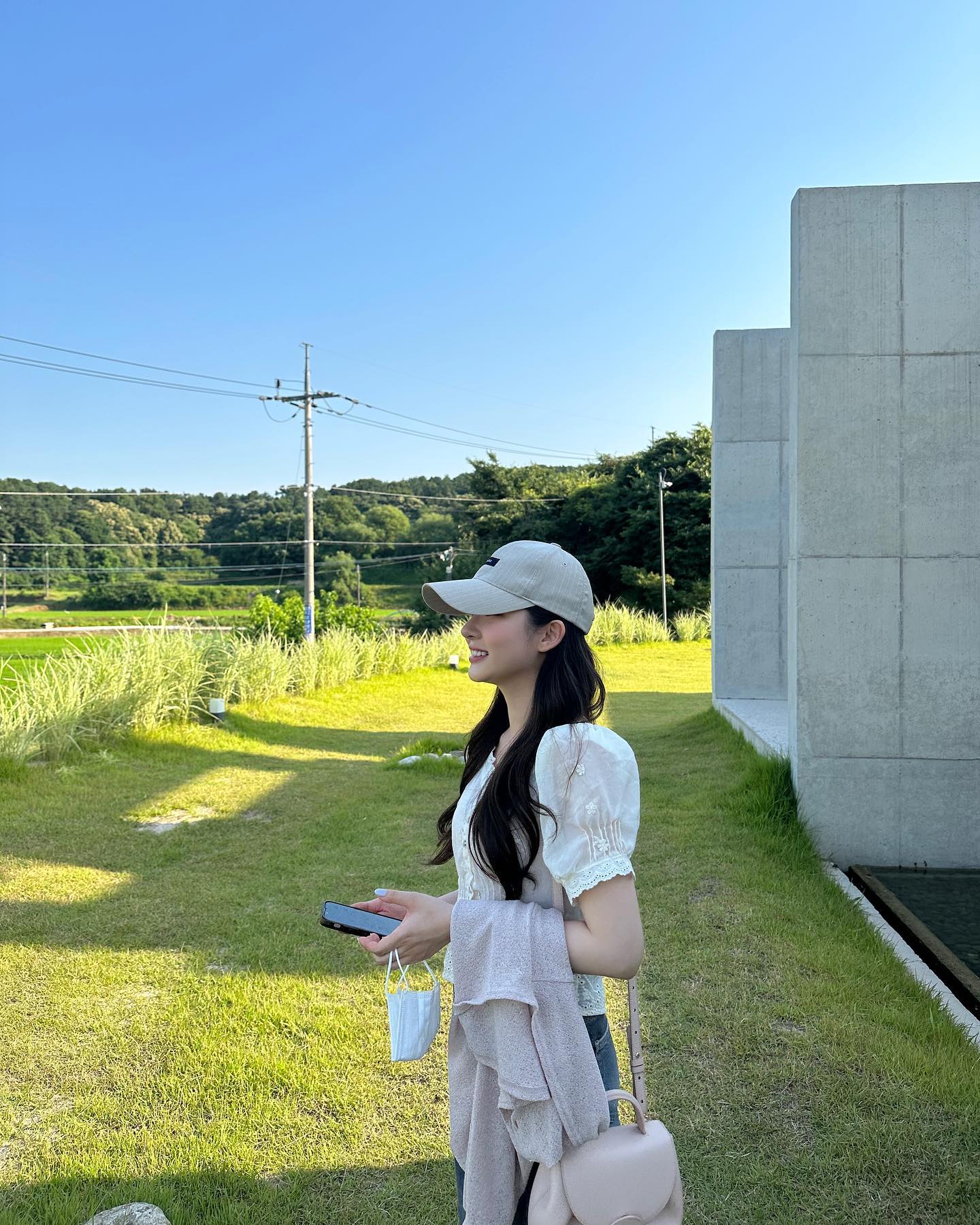 반팔블라우스 러블리룩 참고🤍🩵
봉긋한 퍼프 소매 화이트 블라우스에 청바지로 꾸안꾸✨ 이미지