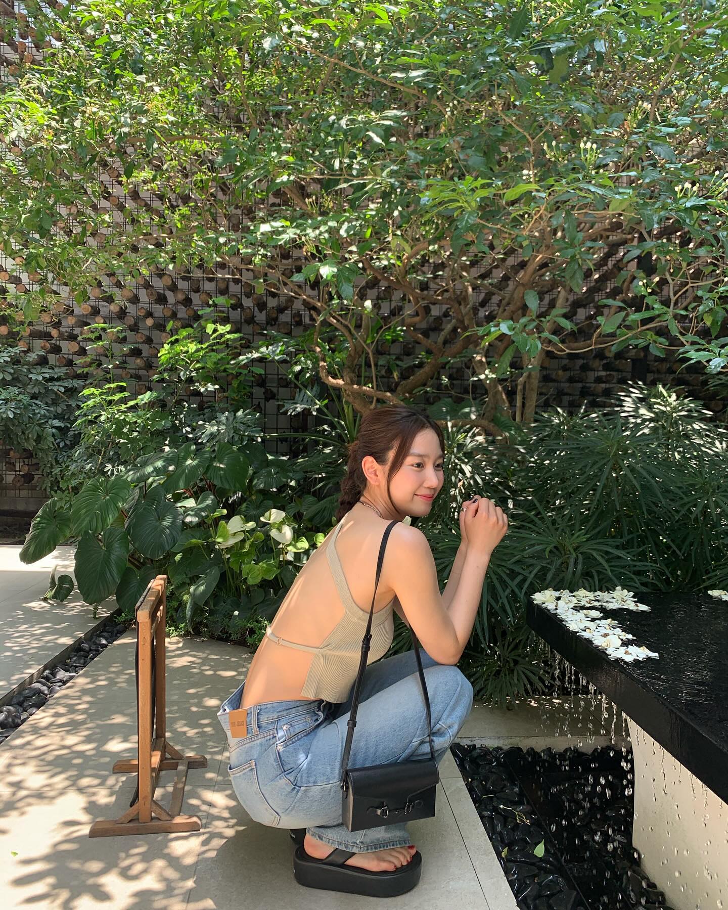 여행갈 때는 미니백 필수지👝✔️
셀럽들의 미니백 여행 코디✈️ 올여름 여행에 @챙겨둬

1. 제니 도쿄 여행 - 크롬하츠 X 구아나바나 실버 장식 크로스 패치 백, 5천 5백 달러.

2. 한예슬 유럽 신혼여행 - 루이 비통 사이드 트렁크 PM, 468만 원.

3. 장희령 치앙마이 여행 - 구찌 홀스빗 1955 미니백.

4. 채령 일본 여행 - 보테가 베네타 미니 파우치, 347만 원.

5. 효민 포르투 여행 - 롱샴 르 플리아쥬 오리지널 핸들 파우치, 16만 원. 이미지6