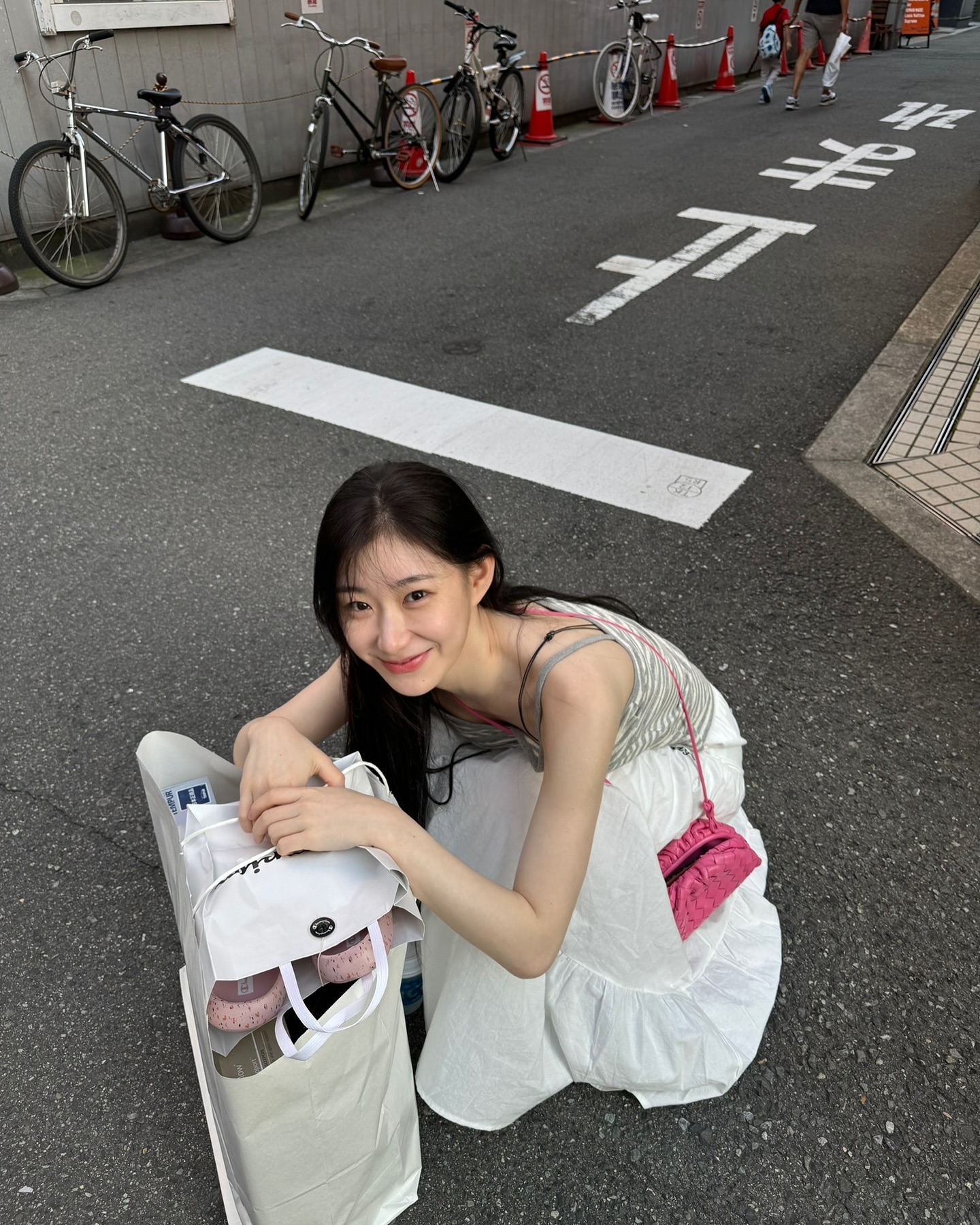 여행갈 때는 미니백 필수지👝✔️
셀럽들의 미니백 여행 코디✈️ 올여름 여행에 @챙겨둬

1. 제니 도쿄 여행 - 크롬하츠 X 구아나바나 실버 장식 크로스 패치 백, 5천 5백 달러.

2. 한예슬 유럽 신혼여행 - 루이 비통 사이드 트렁크 PM, 468만 원.

3. 장희령 치앙마이 여행 - 구찌 홀스빗 1955 미니백.

4. 채령 일본 여행 - 보테가 베네타 미니 파우치, 347만 원.

5. 효민 포르투 여행 - 롱샴 르 플리아쥬 오리지널 핸들 파우치, 16만 원. 이미지8