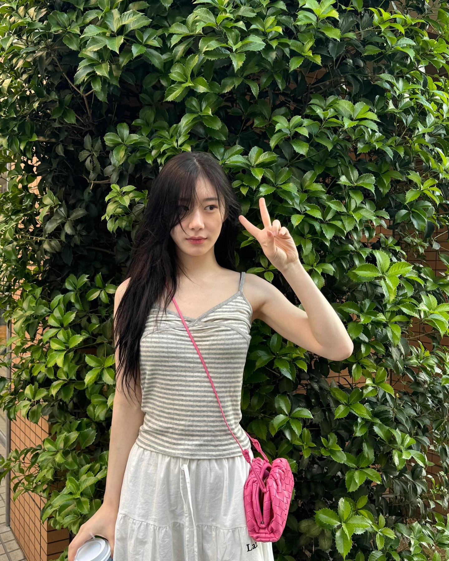 여행갈 때는 미니백 필수지👝✔️
셀럽들의 미니백 여행 코디✈️ 올여름 여행에 @챙겨둬

1. 제니 도쿄 여행 - 크롬하츠 X 구아나바나 실버 장식 크로스 패치 백, 5천 5백 달러.

2. 한예슬 유럽 신혼여행 - 루이 비통 사이드 트렁크 PM, 468만 원.

3. 장희령 치앙마이 여행 - 구찌 홀스빗 1955 미니백.

4. 채령 일본 여행 - 보테가 베네타 미니 파우치, 347만 원.

5. 효민 포르투 여행 - 롱샴 르 플리아쥬 오리지널 핸들 파우치, 16만 원. 이미지7