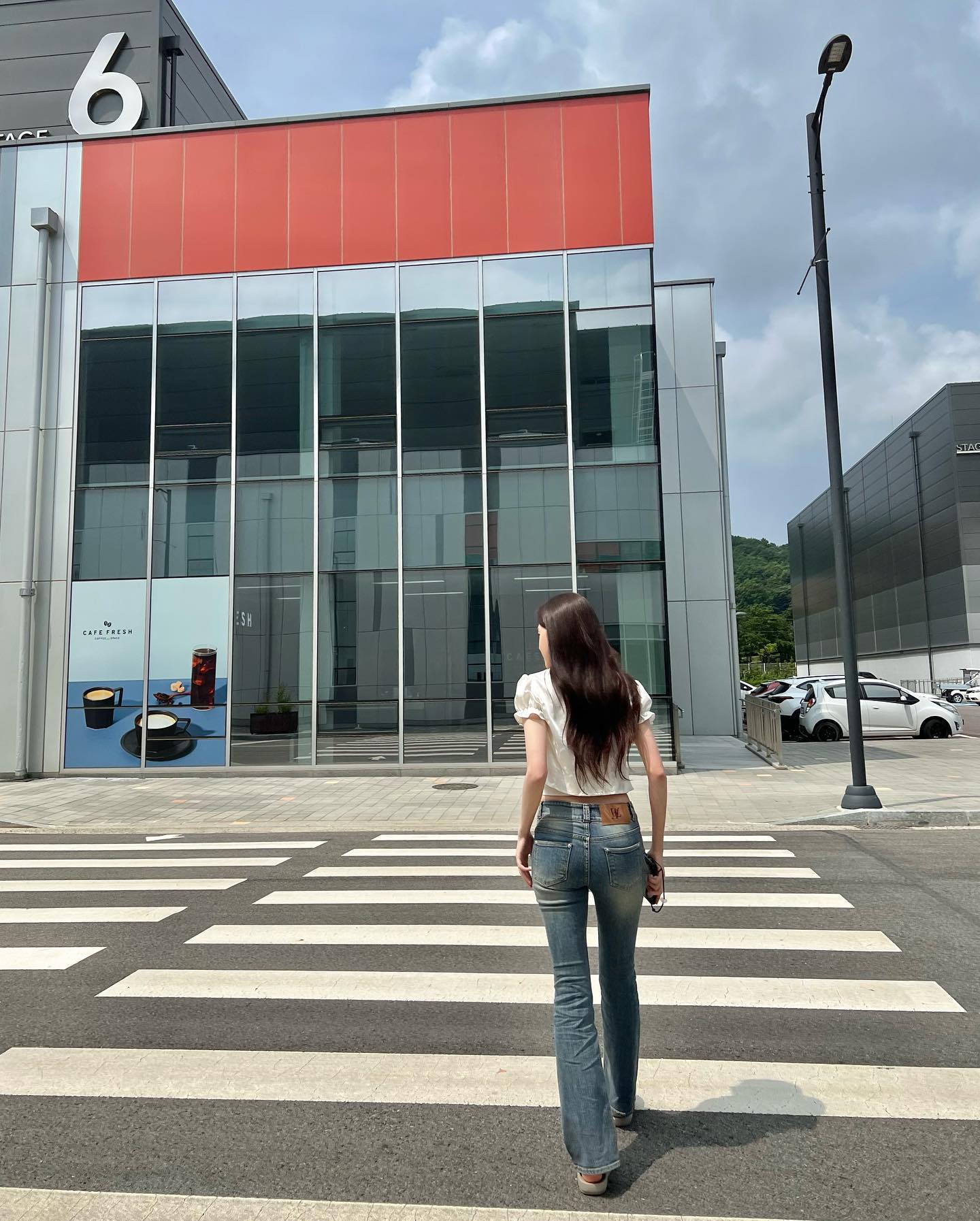 반팔블라우스 러블리룩 참고🤍🩵
봉긋한 퍼프 소매 화이트 블라우스에 청바지로 꾸안꾸✨ 이미지7