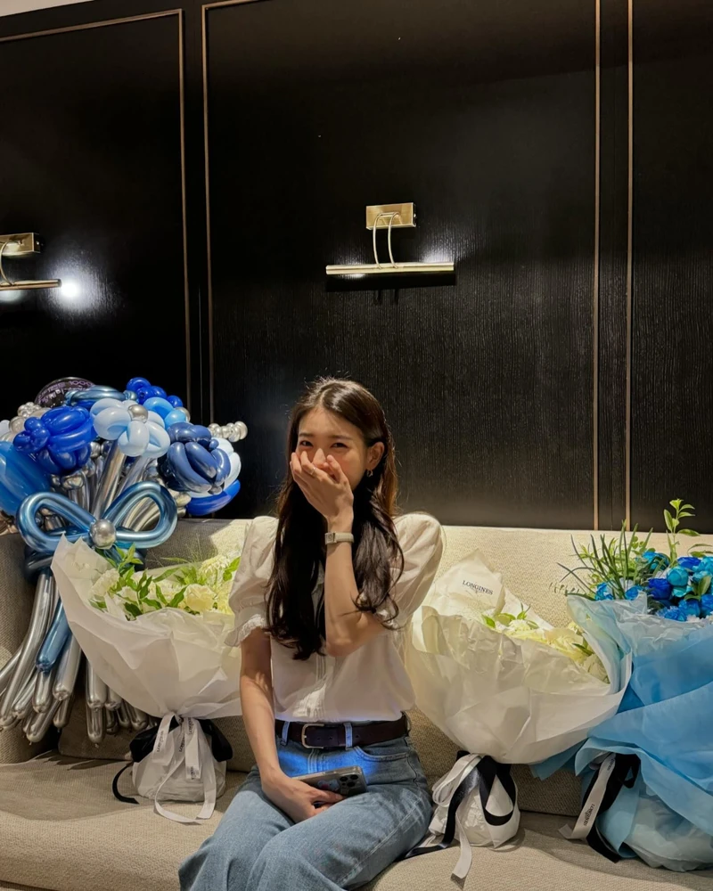 반팔블라우스 러블리룩 참고🤍🩵
봉긋한 퍼프 소매 화이트 블라우스에 청바지로 꾸안꾸✨ 이미지1