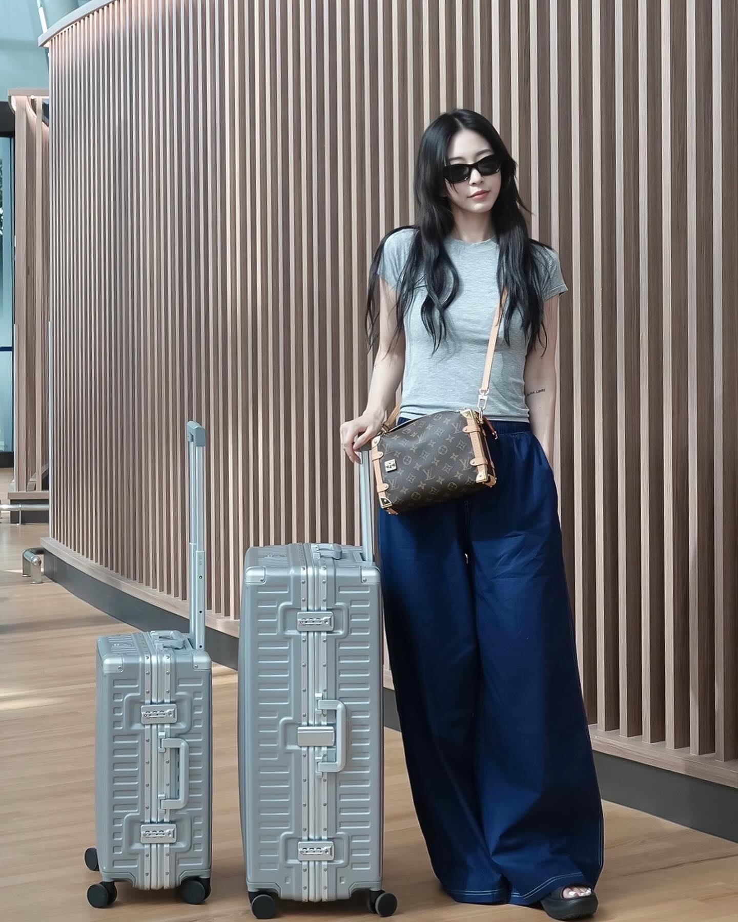 여행갈 때는 미니백 필수지👝✔️
셀럽들의 미니백 여행 코디✈️ 올여름 여행에 @챙겨둬

1. 제니 도쿄 여행 - 크롬하츠 X 구아나바나 실버 장식 크로스 패치 백, 5천 5백 달러.

2. 한예슬 유럽 신혼여행 - 루이 비통 사이드 트렁크 PM, 468만 원.

3. 장희령 치앙마이 여행 - 구찌 홀스빗 1955 미니백.

4. 채령 일본 여행 - 보테가 베네타 미니 파우치, 347만 원.

5. 효민 포르투 여행 - 롱샴 르 플리아쥬 오리지널 핸들 파우치, 16만 원. 이미지